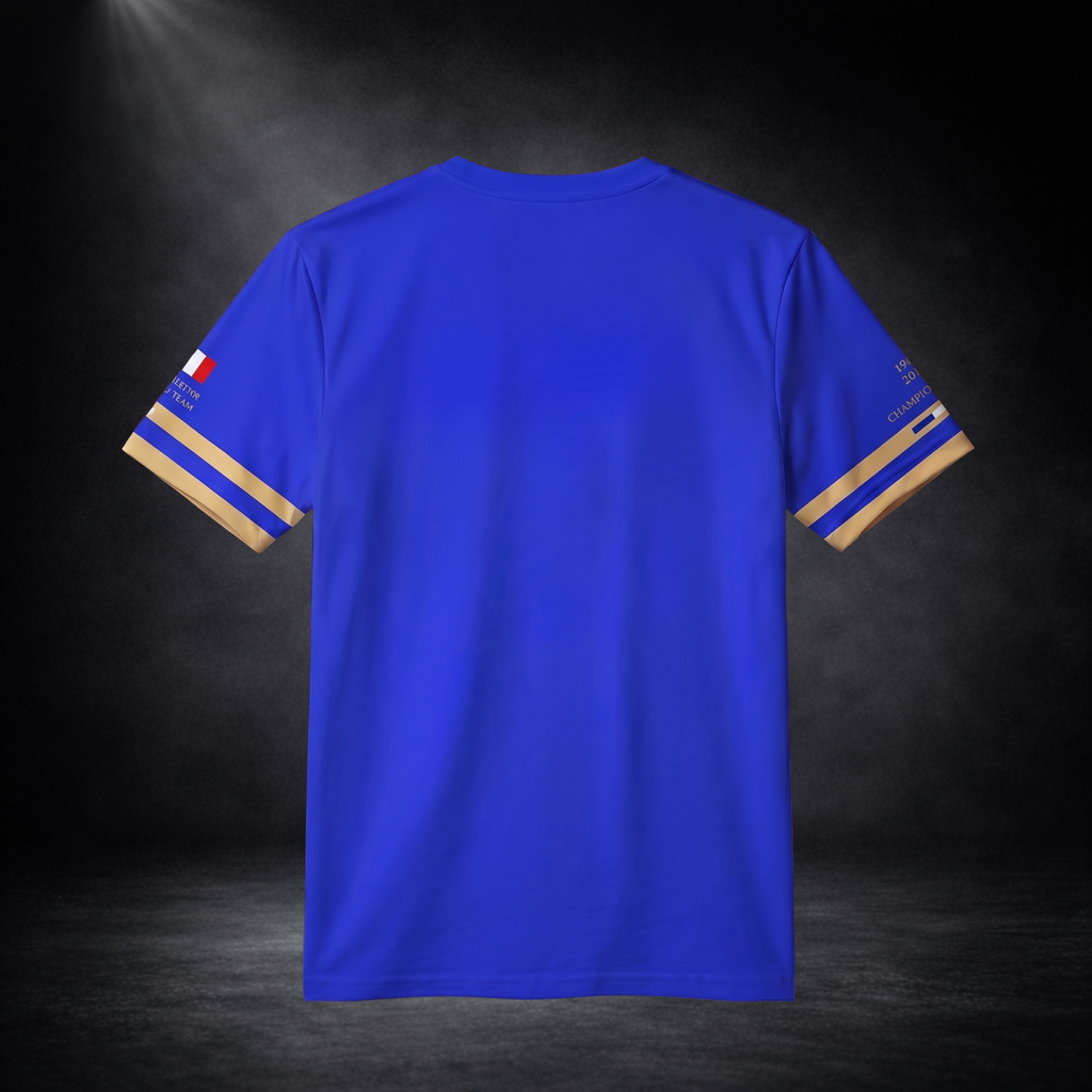 Freigestellte Rückansicht eines blauen CERTANU Frankreich Premium Fußballshirts vor dunklem Studiohintergrund. Das schlichte, elegante Rückendesign hebt die intensive königsblaue Farbe und die hochwertigen goldfarbenen Ärmelabschlüsse hervor. Auf den Ärmeln befinden sich dezente Details mit französischer Flagge und Weltmeisterschafts-Akzenten, die den Premium-Charakter unterstreichen. Das minimalistische Design sorgt für einen modernen, sportlichen Look und eignet sich ideal für Frankreich-Fans, Stadionbesu