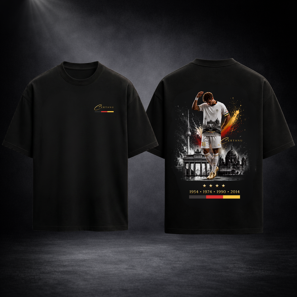 Vorder- und Rückansicht eines schwarzen Oversized CERTANU Football T-Shirts vor dunklem Studiohintergrund mit hochwertiger Premium-Beleuchtung. Die Vorderseite zeigt ein minimalistisches goldfarbenes CERTANU-Logo auf der linken Brust mit dezenten Akzenten in Schwarz, Rot und Gold. Auf der Rückseite befindet sich ein großflächiges Fußball-Design mit einem Spieler im weißen Trikot vor einer Berliner Skyline mit Brandenburger Tor, Fernsehturm und Berliner Dom. Goldene Sterne sowie die Jahreszahlen 1954, 1974, 