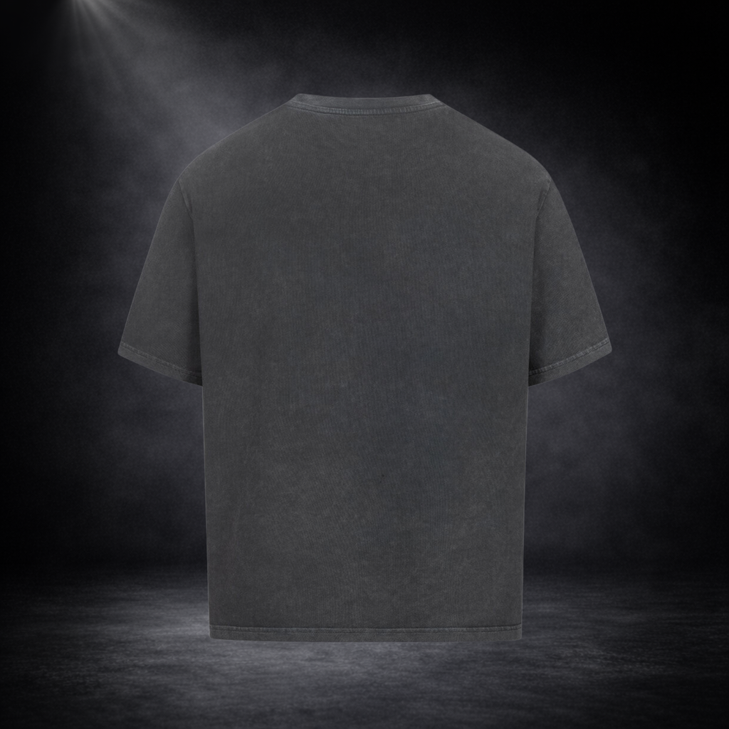 Schwarzes Oversized T-Shirt Rückseite ohne Print, freigestelltes Produktbild auf dunklem Hintergrund, minimalistisches Premium Streetwear Design