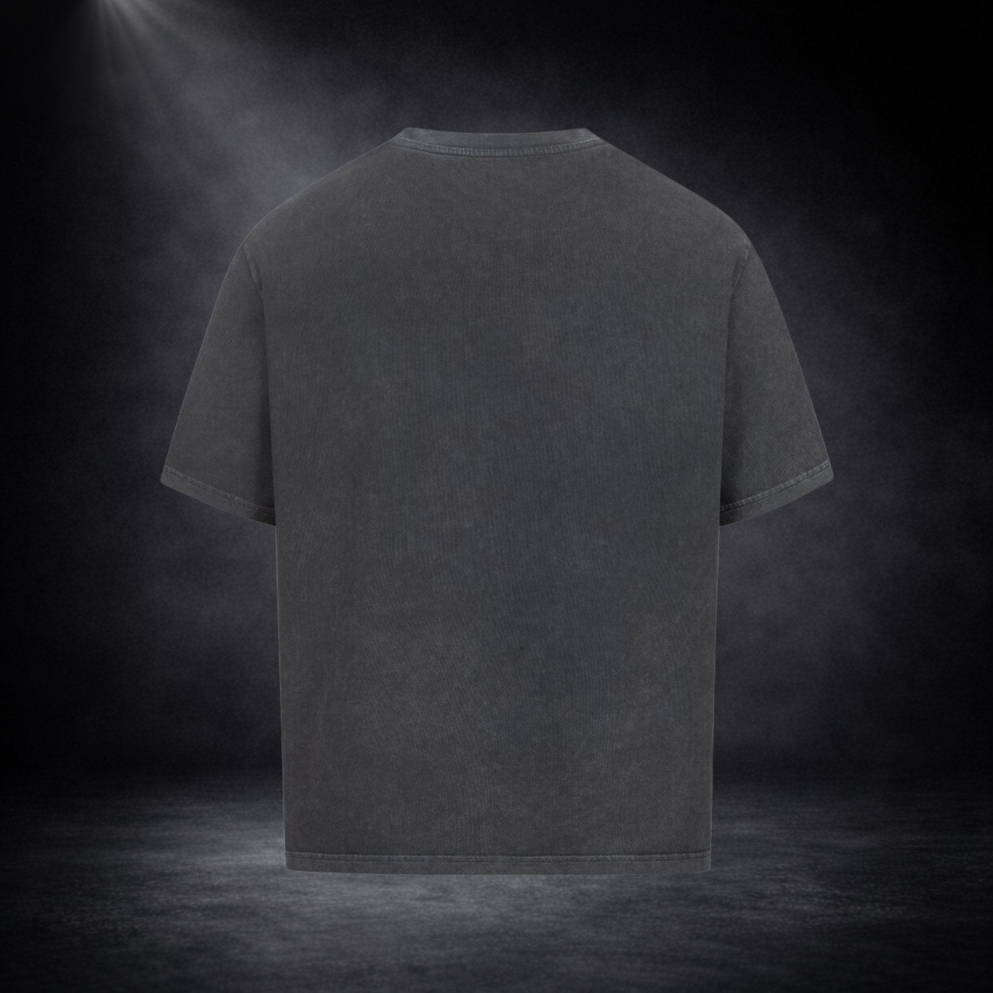 Schwarzes Oversized T-Shirt Rückseite ohne Print, freigestelltes Produktbild auf dunklem Hintergrund, minimalistisches Premium Streetwear Design