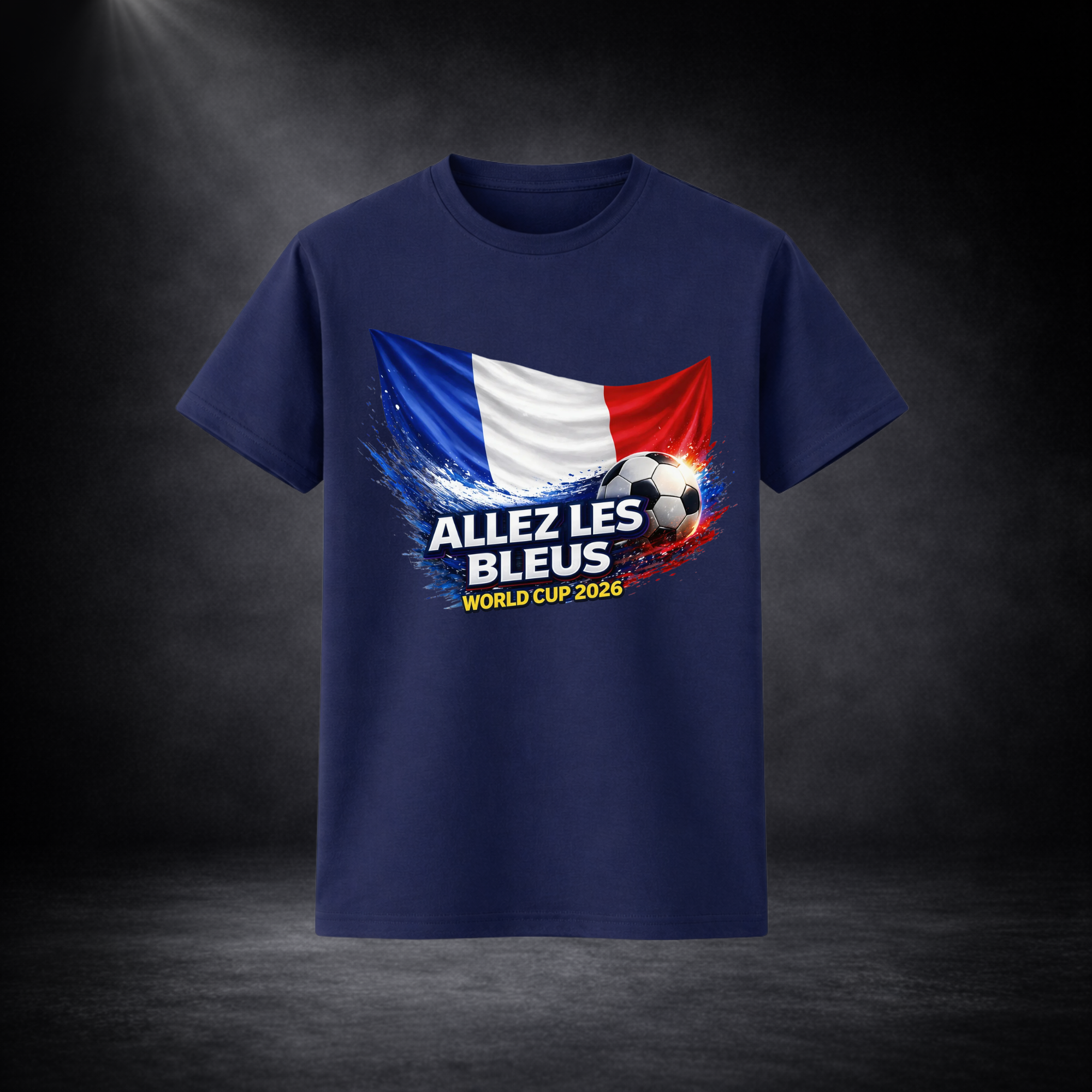 Dunkelblaues T-Shirt mit großem Frontprint: Frankreich-Flagge, Farbsplash-Design, Fußball und Schriftzug „ALLEZ LES BLEUS – WORLD CUP 2026“ auf dunklem Studio-Hintergrund