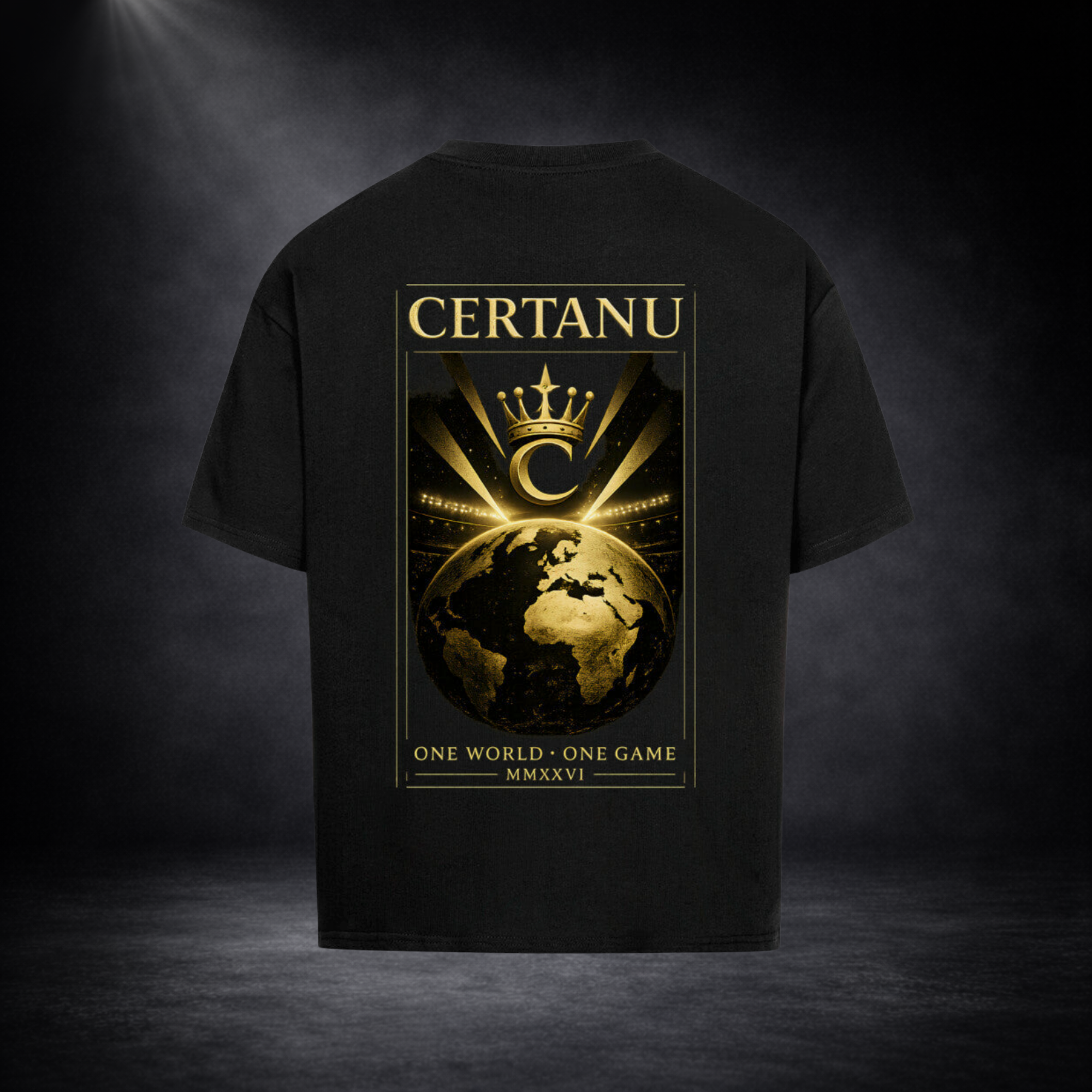 Rückansicht eines schwarzen CERTANU Oversized Premium T-Shirts mit großem goldfarbenem Rückenprint. Das Design zeigt eine luxuriöse Weltkugel, eine Krone und das CERTANU-Logo im eleganten Football-Streetwear-Stil. Darunter steht der Slogan „One World • One Game“ sowie die Jahreszahl MMXXVI. Hochwertiges Fußball-Fanshirt mit globalem WM-2026-Inspirationsmotiv, modernem Oversized Fit und exklusivem Premium-Look für Fußballfans und Streetwear-Liebhaber.