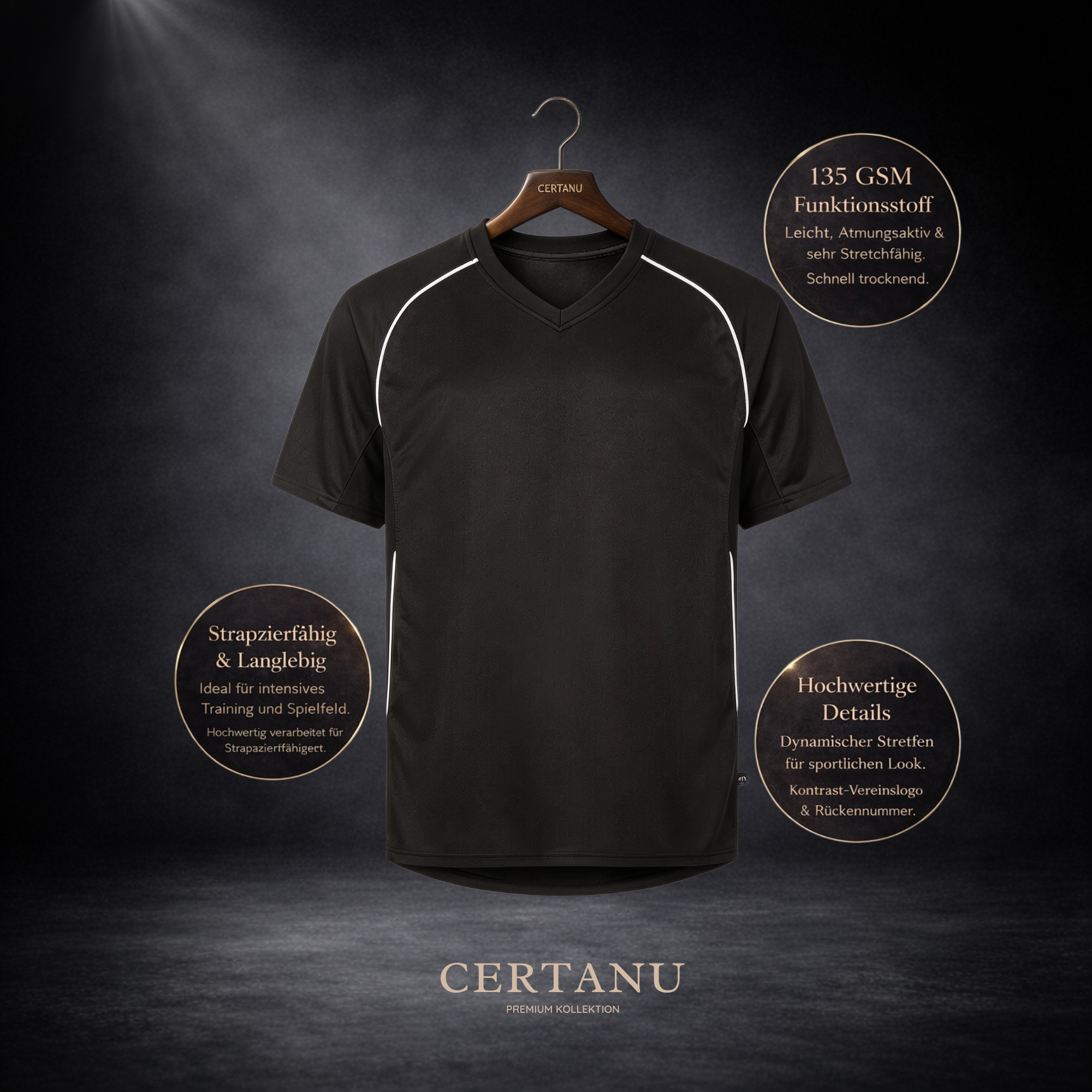 Schwarzes Sport-Trikot auf Holzkleiderbügel mit Infos zu 135 GSM Funktionsstoff, langlebiger Qualität und sportlichen Details, vor dunklem Studio-Hintergrund