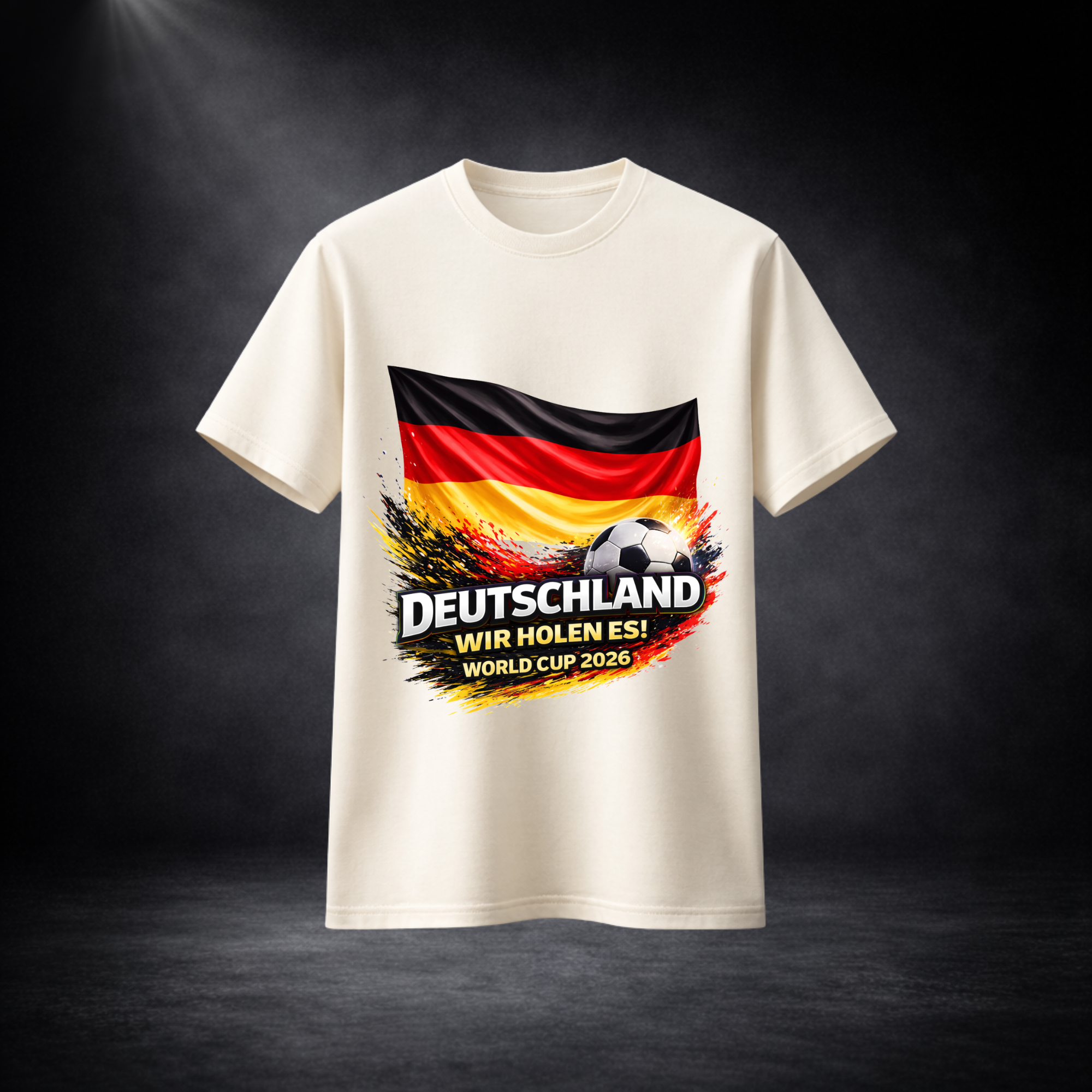Beiges Deutschland Fußball T-Shirt mit Flagge und Schrift „Deutschland – Wir holen es! World Cup 2026“, Fan Shirt Herren mit Fußball Motiv, WM 2026 Fanartikel Frontansicht auf dunklem Studio Hintergrund
