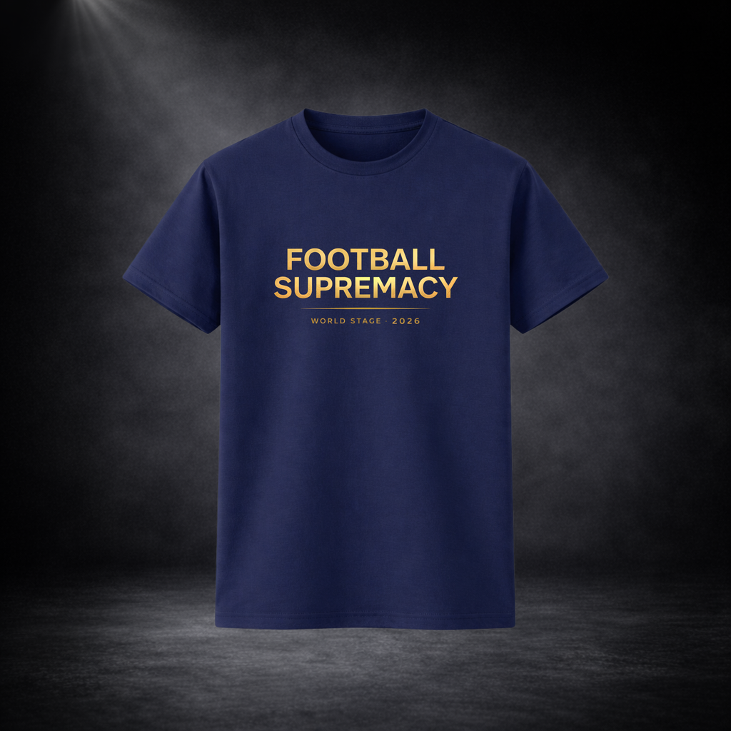 Dunkelblaues T-Shirt freigestellt vor dunklem Studio-Hintergrund mit Spotlight, goldener Aufdruck „Football Supremacy – World Stage 2026“ auf der Vorderseite