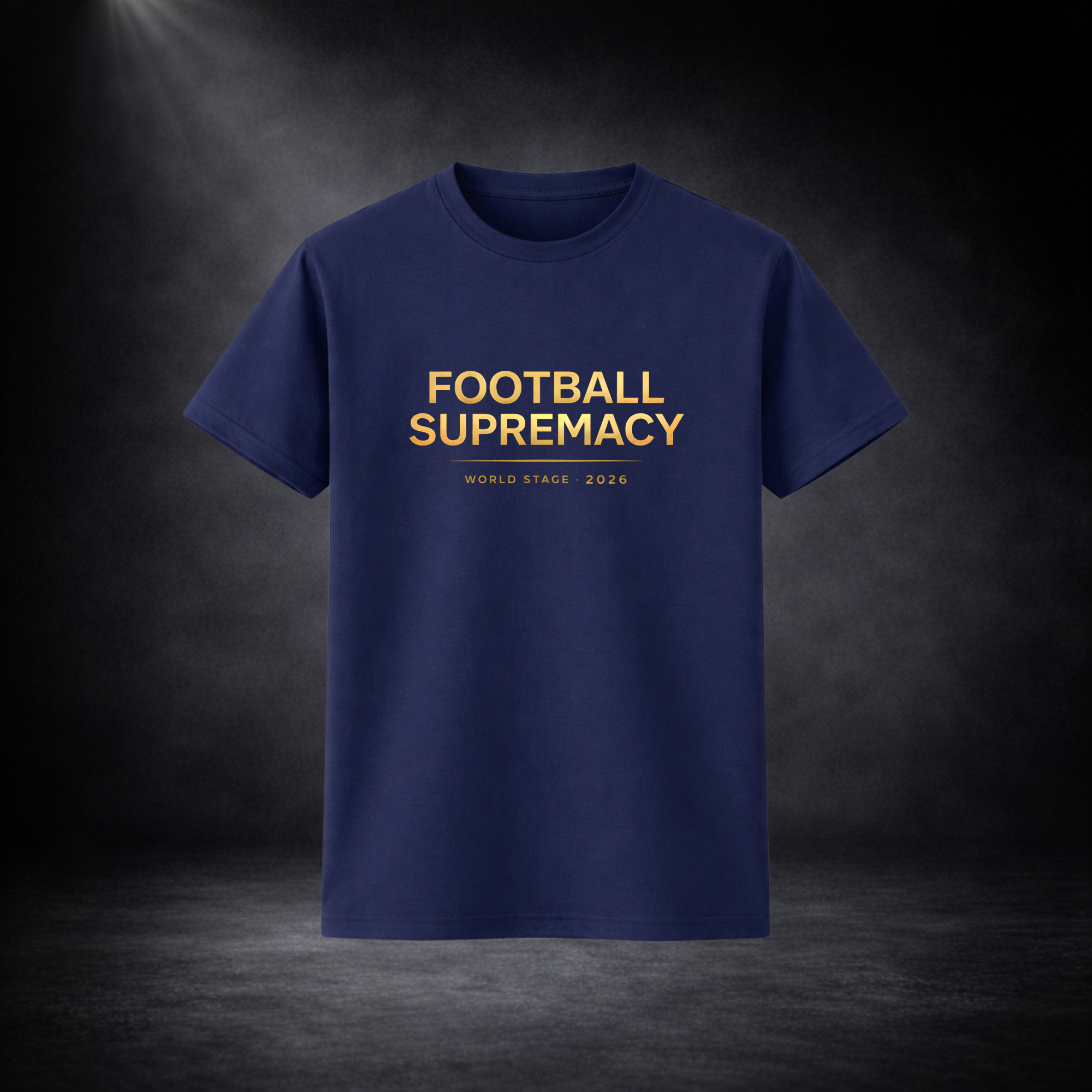 Dunkelblaues T-Shirt freigestellt vor dunklem Studio-Hintergrund mit Spotlight, goldener Aufdruck „Football Supremacy – World Stage 2026“ auf der Vorderseite