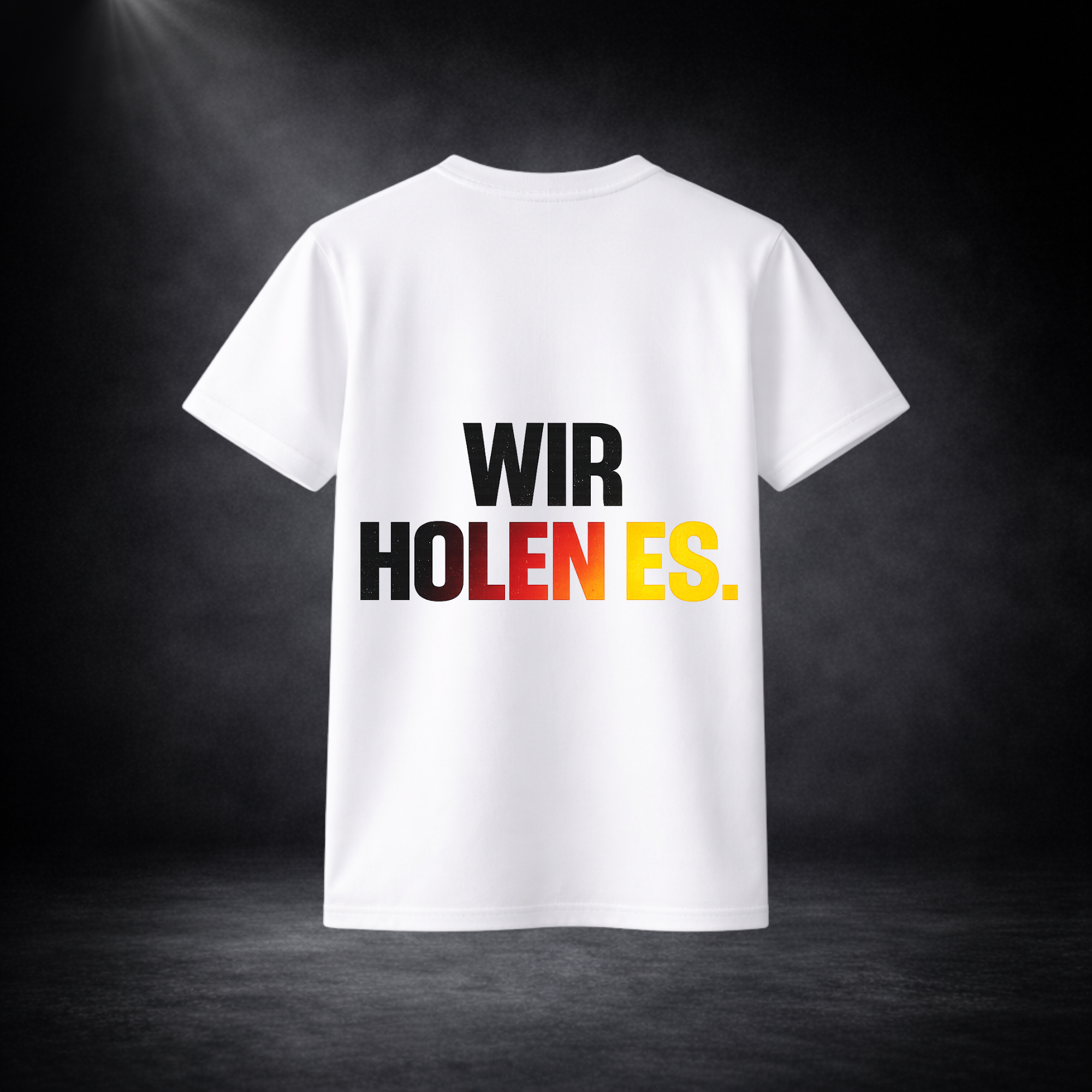 Rückseite eines weißen Deutschland Fan T-Shirts mit großem „WIR HOLEN ES.“ Schriftzug in Schwarz, Rot und Gelb, minimalistisches WM 2026 Fußball Design vor dunklem Studio Hintergrund