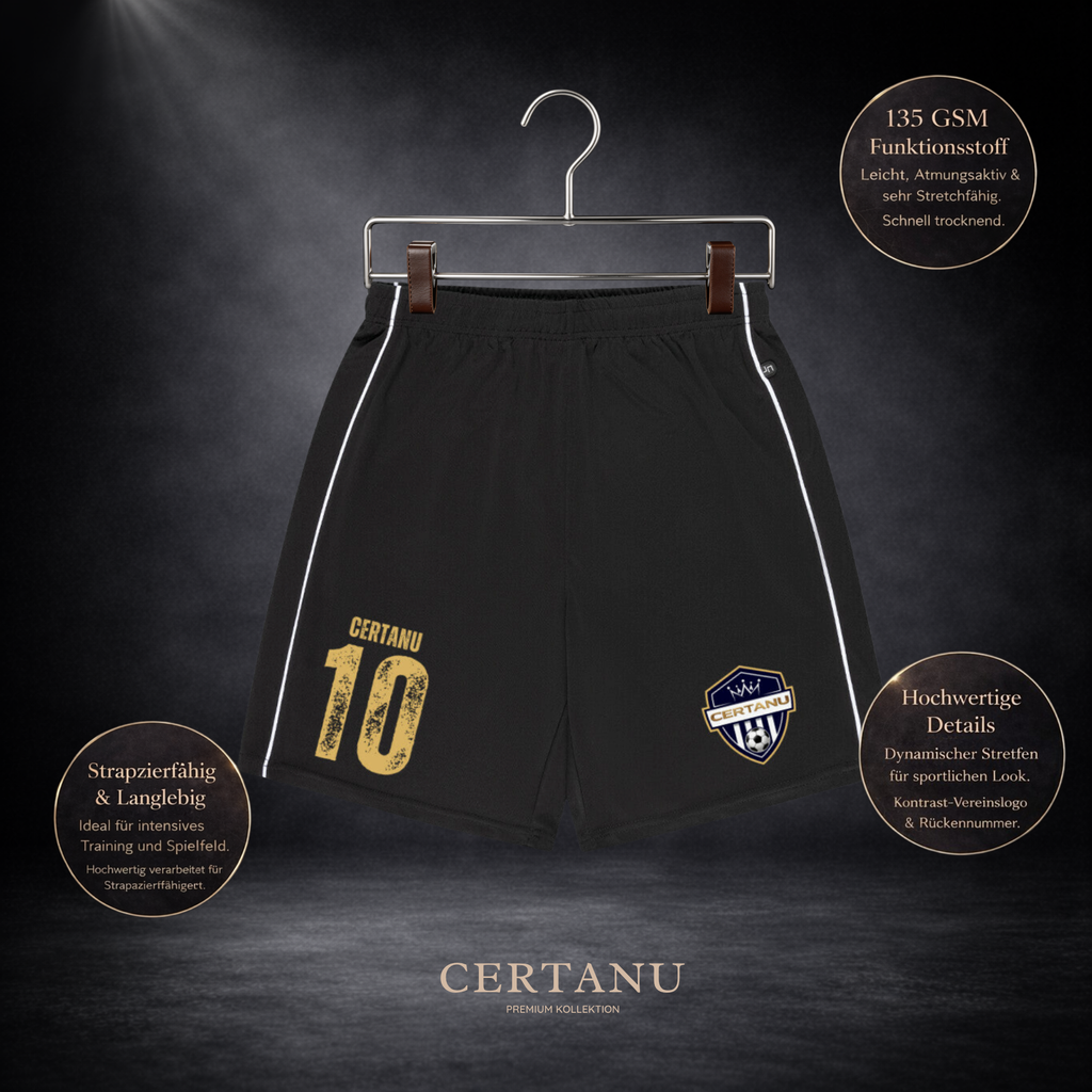 Schwarze CERTANU Fußballshorts auf Kleiderbügel mit Infos zu 135 GSM Funktionsstoff, langlebiger Qualität und sportlichen Details vor dunklem Studio-Hintergrund