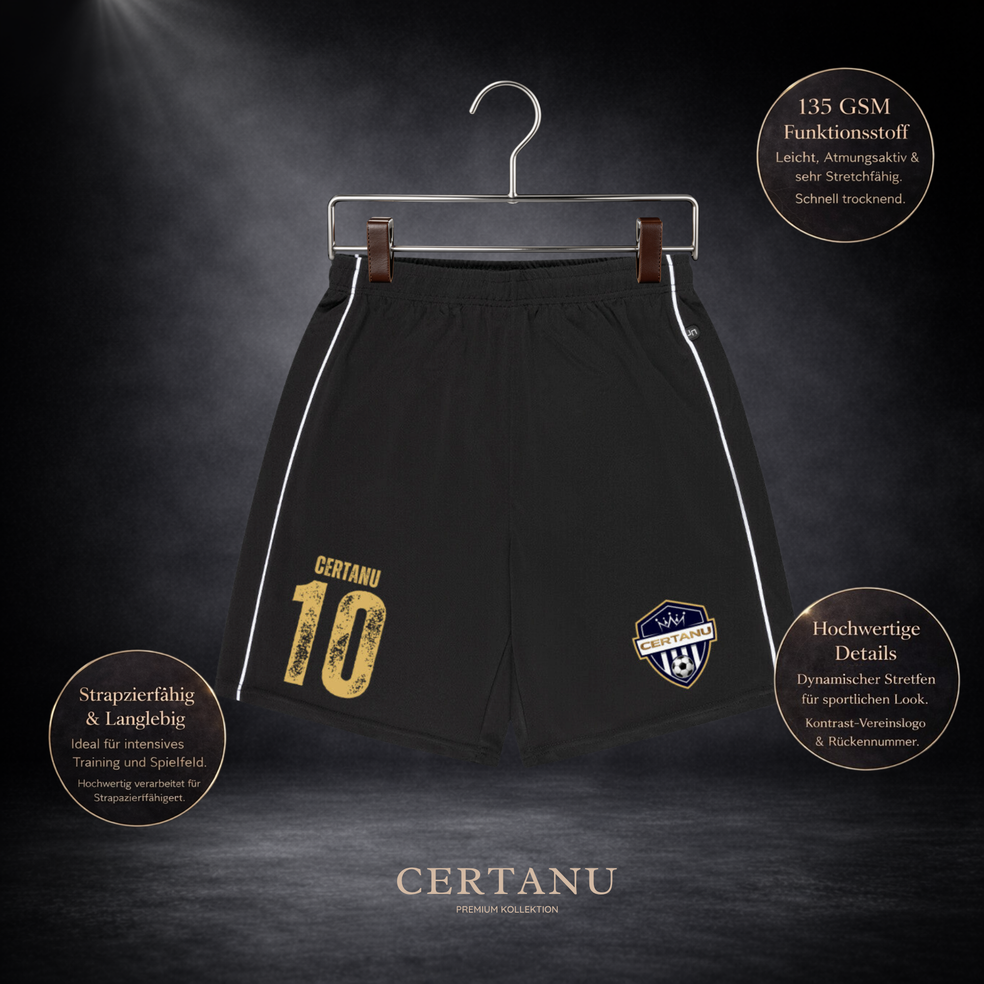 Schwarze CERTANU Fußballshorts auf Kleiderbügel mit Infos zu 135 GSM Funktionsstoff, langlebiger Qualität und sportlichen Details vor dunklem Studio-Hintergrund