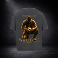 Dunkelgraues oversized T-Shirt in Rückansicht mit großem goldenem Motiv eines knienden Fußballspielers mit Ball, Schriftzug „WORK IN SILENCE“ oben und „WIN LOUD CERTANU“ unten, vor dunklem Studio-Hintergrund