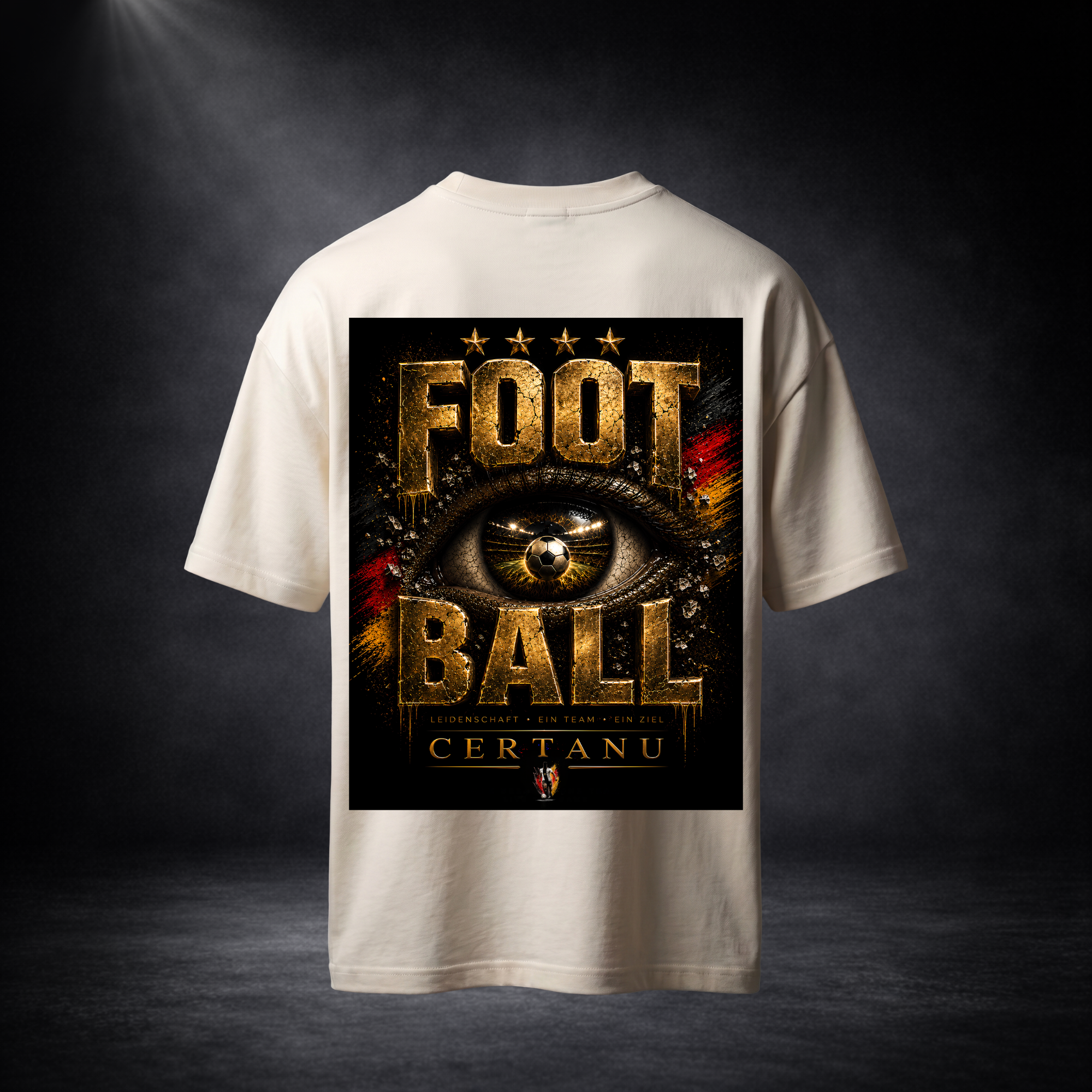Rückansicht eines beigen CERTANU Oversized T-Shirts mit großem „FOOTBALL“-Backprint in Gold und einem realistischen Auge mit Fußball als Iris. Das markante Design wird durch Akzente in Schwarz, Rot und Gold sowie den CERTANU-Schriftzug ergänzt und steht für Leidenschaft, Teamgeist und Fußballkultur. Premium Streetwear für Fußballfans mit hochwertigem Rückenprint auf dunklem Studiohintergrund – ideal für Alltag, Stadion und Freizeit.