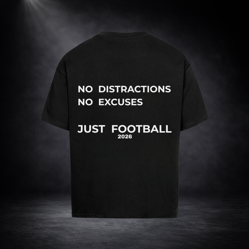 Schwarzes Oversized T-Shirt Rückseite mit großem „No Distractions No Excuses Just Football 2026“ Print, freigestelltes Produktbild auf dunklem Hintergrund, Premium Streetwear Design
