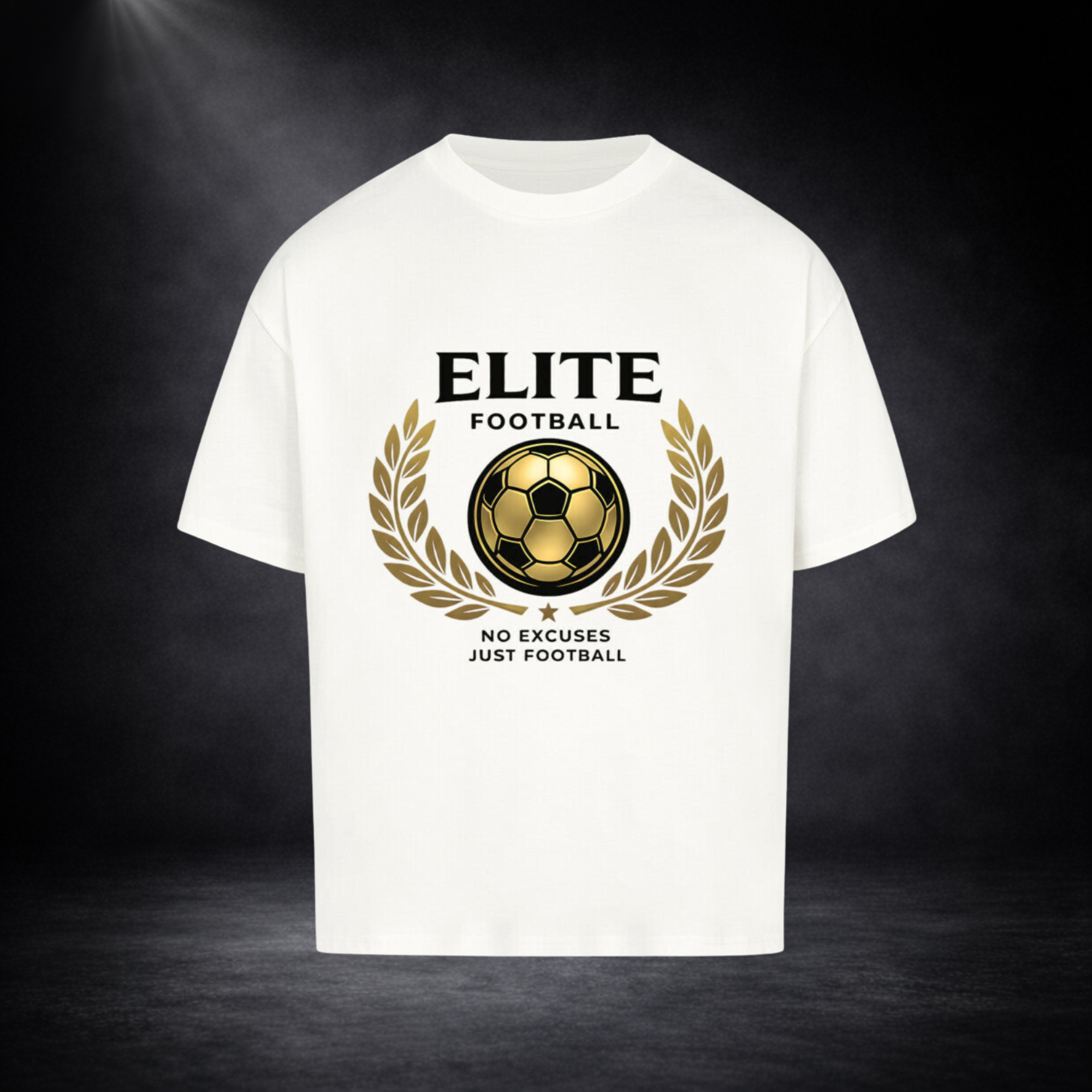 Weißes Oversized T-Shirt mit goldenem „Elite Football“ Fußball-Print, freigestelltes Produktbild auf dunklem Hintergrund, Premium Streetwear Design
