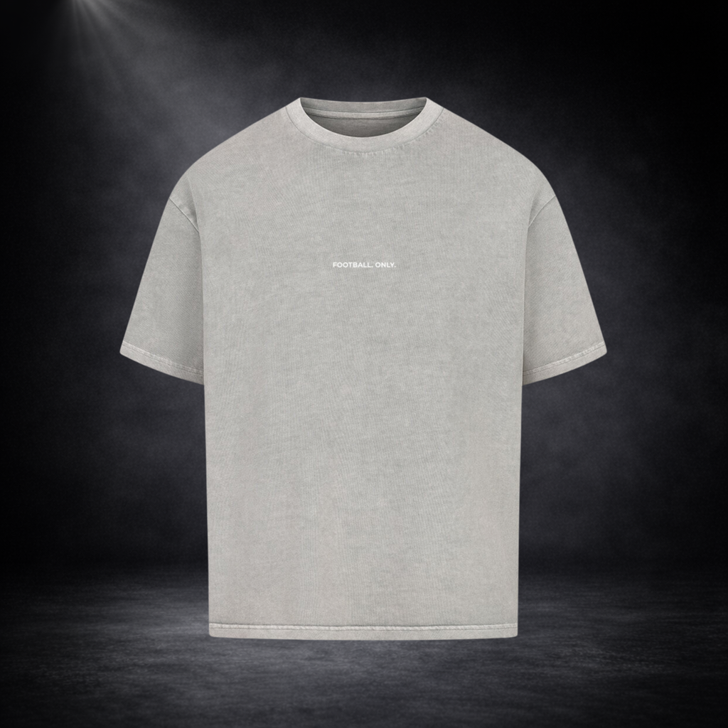 Graues Oversized T-Shirt mit kleinem „Football Only“ Schriftzug, freigestelltes Produktbild auf dunklem Hintergrund, minimalistisches Premium Streetwear Design