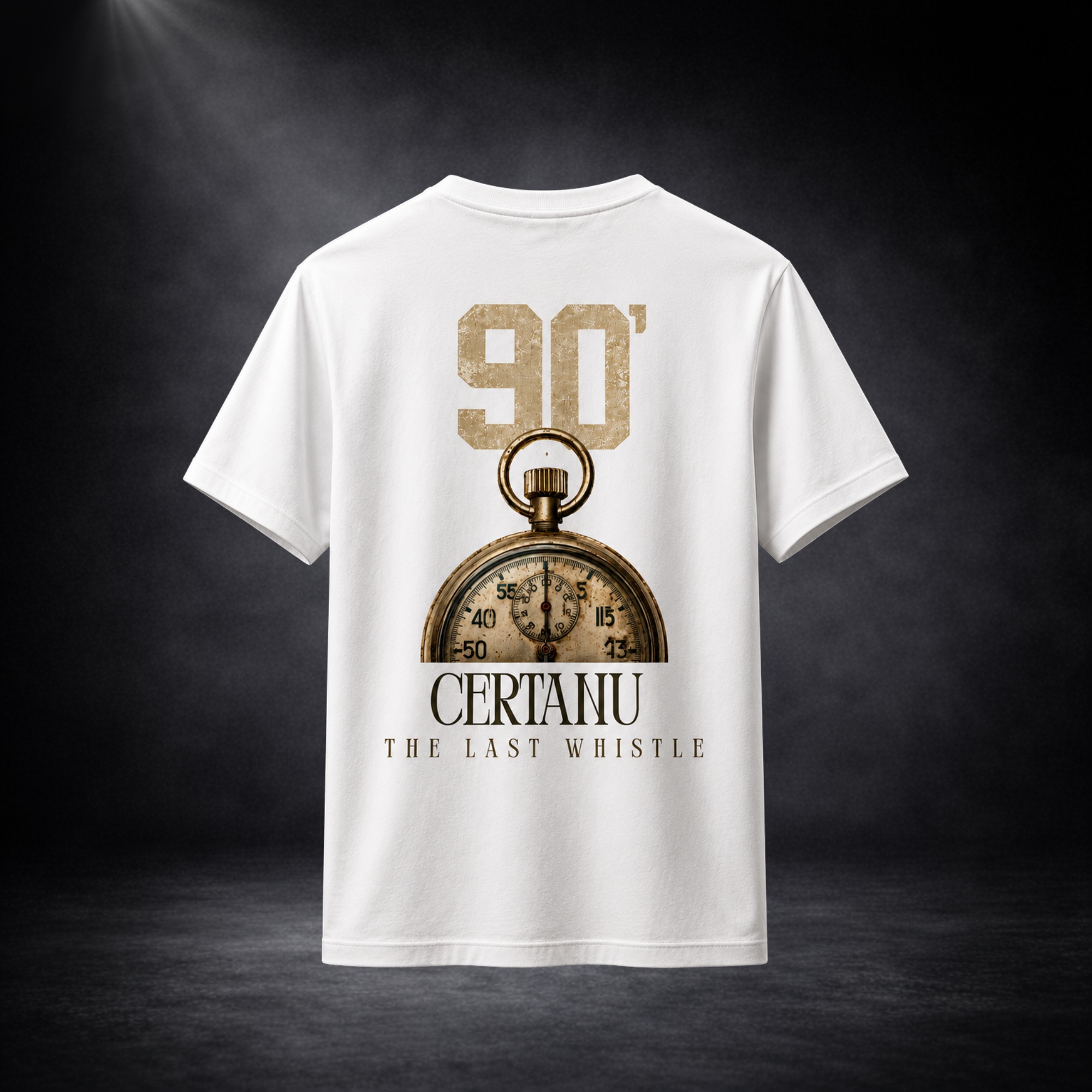 Vorderansicht eines weißen Premium Fußball-T-Shirts mit dem Design „The Last Whistle“. Der hochwertige Frontprint zeigt einen Fußballspieler mit der Rückennummer 10, der unter Stadionflutlicht kniend auf dem Spielfeld sitzt. Das emotionale Motiv symbolisiert den letzten Schlusspfiff, große Fußballmomente und den Abschied einer Legende. Modernes Fußball-Streetwear-Shirt in elegantem Beige-, Weiß- und Grauton für Fußballfans, Spieler und Liebhaber exklusiver Fanwear. Perfekt für die Fußball-WM 2026, Football 