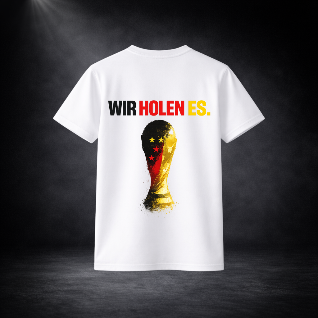 Rückseite eines weißen Deutschland Fußball Fan T-Shirts mit „Wir holen es.“ Schriftzug in Schwarz-Rot-Gold und stilisiertem WM-Pokal Design auf dunklem Studio Hintergrund