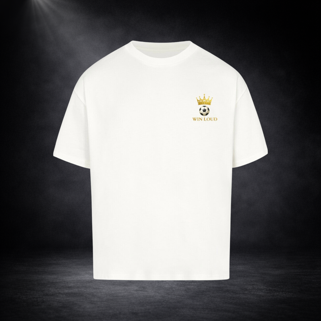 Weises oversized T-Shirt in Frontansicht mit kleinem goldenem Logo auf der Brust (Krone, Fußball und „WIN LOUD“), präsentiert vor dunklem Studio-Hintergrund