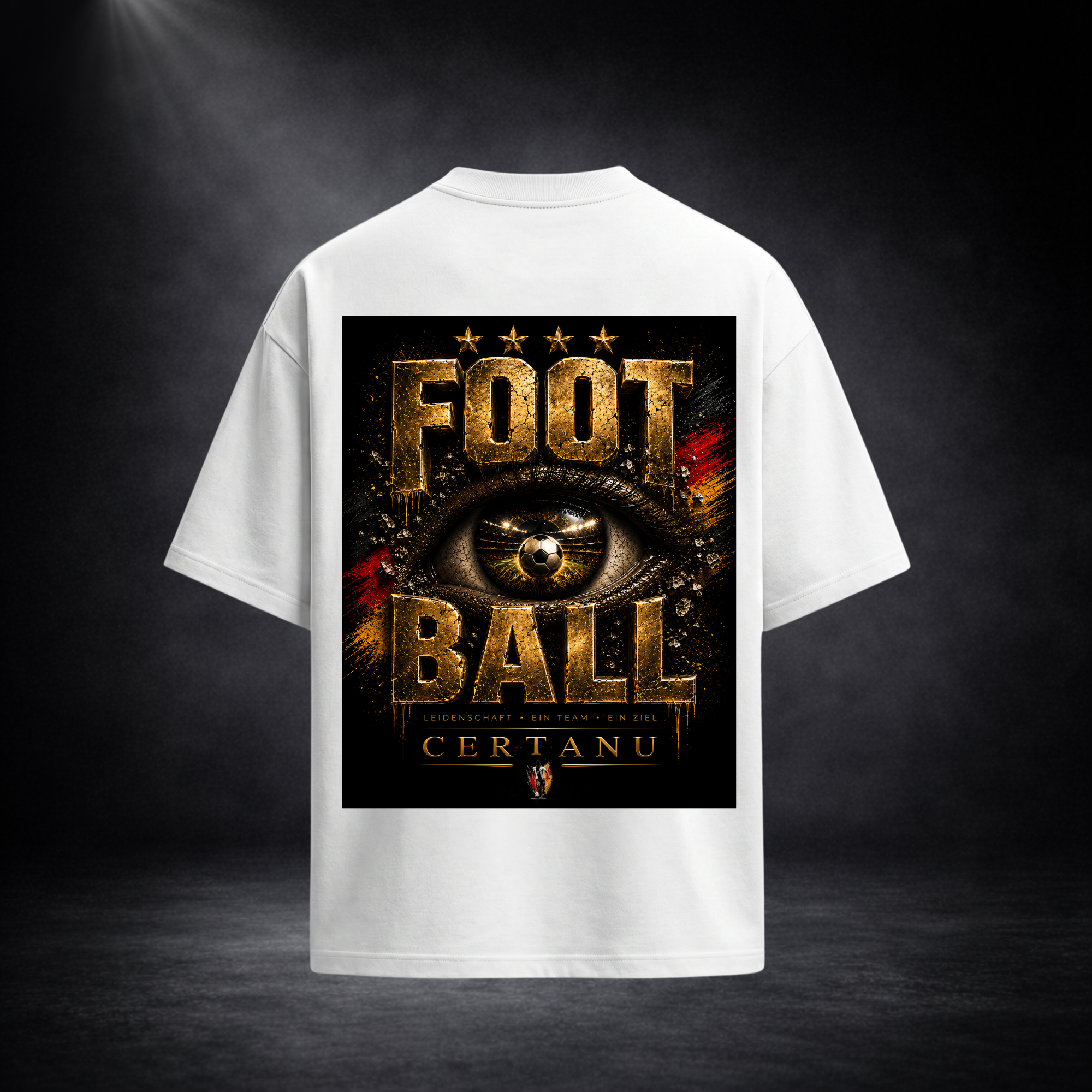 Rückansicht eines weißen CERTANU Oversized T-Shirts mit großem „FOOTBALL“-Backprint in Gold und einem detailreichen Auge mit Fußball als Iris. Das kraftvolle Design wird durch Akzente in Schwarz, Rot und Gold sowie den CERTANU-Schriftzug ergänzt und symbolisiert Leidenschaft, Teamgeist und Fußballkultur. Hochwertiges Premium-Streetwear-Shirt mit markantem Rückenprint für Fußballfans – ideal für Stadion, Freizeit und moderne Casual-Outfits.