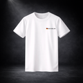 Weißes Deutschland T-Shirt mit kleinem Brustlogo und Flagge, minimalistisches Fußball Fan Design für WM 2026, freigestellt vor dunklem Studio Hintergrund
