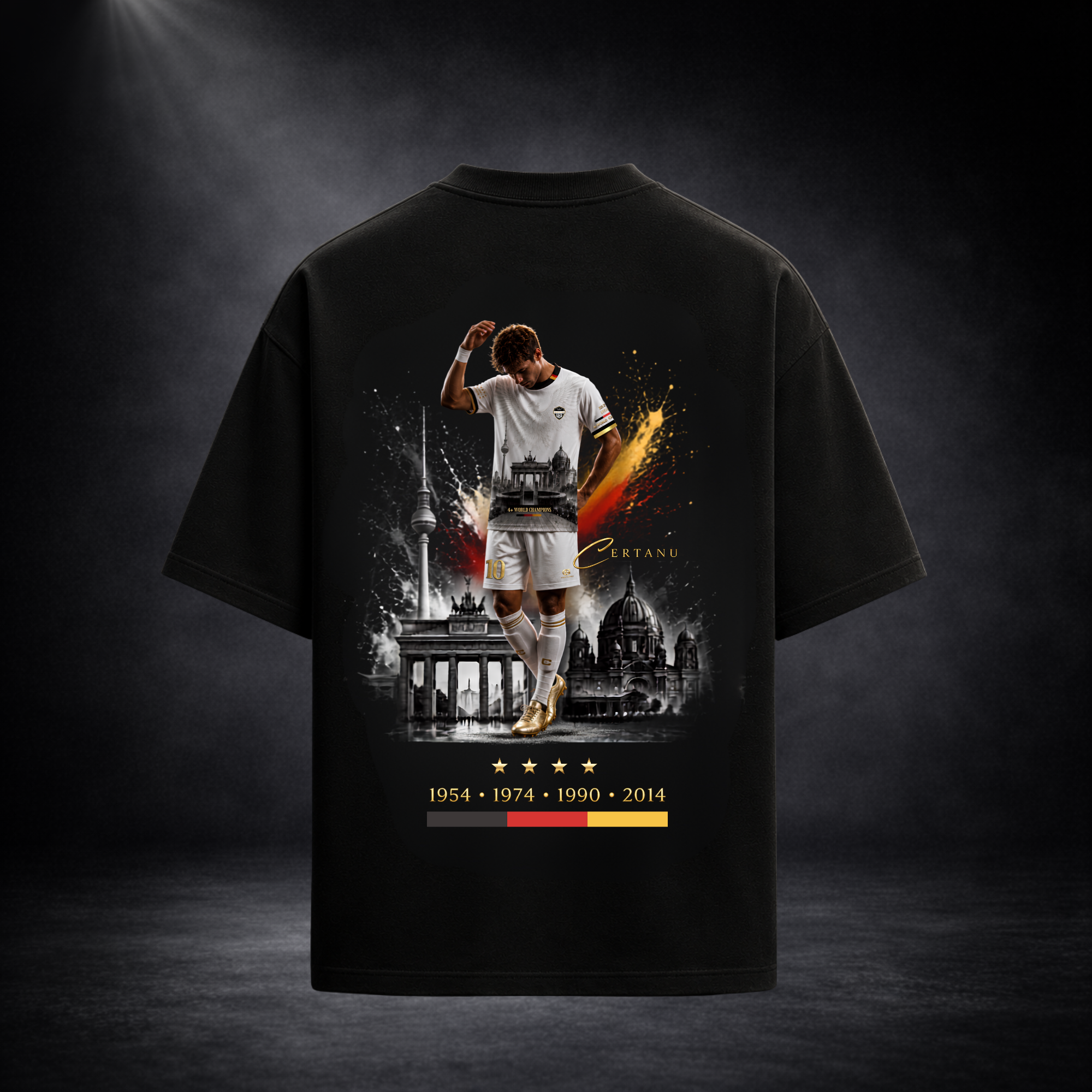 Rückansicht eines schwarzen Oversized CERTANU T-Shirts vor dunklem Studiohintergrund mit hochwertiger Premium-Beleuchtung. Das großflächige Rückendesign zeigt einen Fußballspieler im weißen Trikot mit goldenen Fußballschuhen vor einer stilisierten Berliner Skyline. Zu sehen sind das Brandenburger Tor, der Berliner Fernsehturm und der Berliner Dom. Dynamische Farbexplosionen in Schwarz, Rot und Gold symbolisieren die deutsche Fußballtradition. Unter dem Motiv befinden sich vier goldene Sterne sowie die Jahre