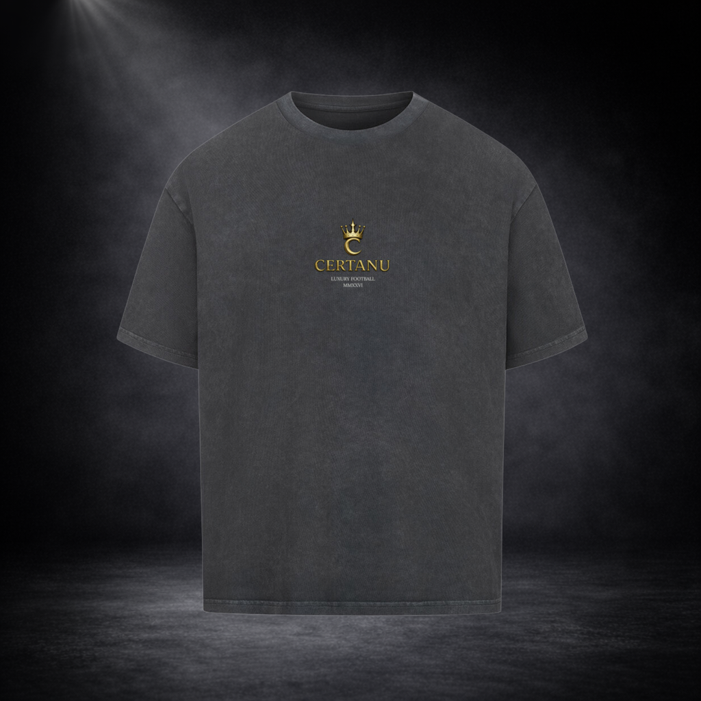 Vorderansicht eines dunkelgrauen CERTANU Oversized Premium T-Shirts mit dezentem goldfarbenem Brustlogo. Das minimalistische Design zeigt das CERTANU-Wappen mit Krone und den Schriftzug „Luxury Football“. Hochwertiges Fußball-Streetwear-Shirt im modernen Oversized Fit, inspiriert von Eleganz, Fußballkultur und exklusiver Premium-Mode. Ideal für Fußballfans, Lifestyle-Enthusiasten und Liebhaber minimalistischer Streetwear.