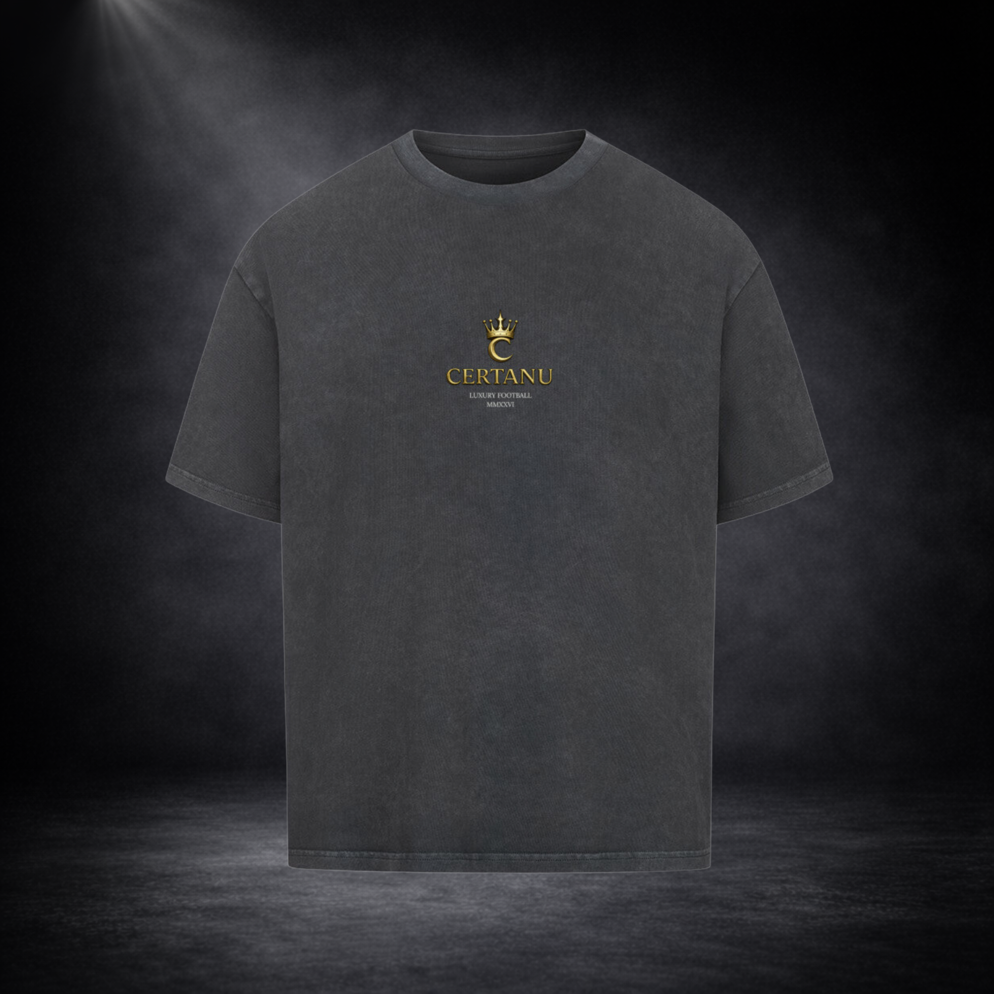 Vorderansicht eines dunkelgrauen CERTANU Oversized Premium T-Shirts mit dezentem goldfarbenem Brustlogo. Das minimalistische Design zeigt das CERTANU-Wappen mit Krone und den Schriftzug „Luxury Football“. Hochwertiges Fußball-Streetwear-Shirt im modernen Oversized Fit, inspiriert von Eleganz, Fußballkultur und exklusiver Premium-Mode. Ideal für Fußballfans, Lifestyle-Enthusiasten und Liebhaber minimalistischer Streetwear.