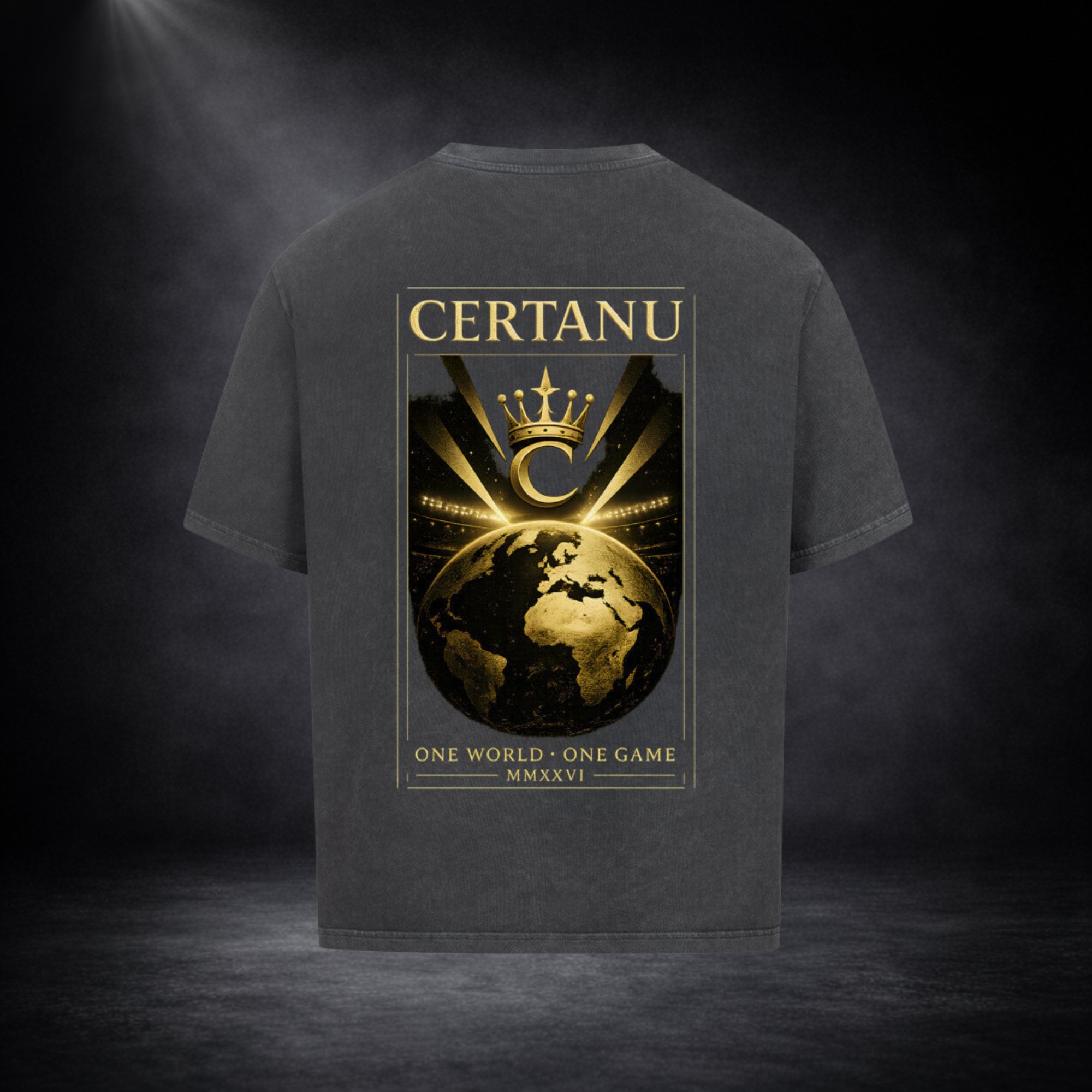 Rückansicht eines dunkelgrauen CERTANU Oversized Premium T-Shirts mit großem goldfarbenem Backprint. Das Design zeigt eine stilisierte Weltkugel mit Krone, Stadionbeleuchtung und dem Schriftzug „CERTANU – One World · One Game MMXXVI“. Luxuriöses Fußball-Streetwear-Shirt mit hochwertigem Gold-Print, inspiriert von der FIFA-Weltmeisterschaft 2026, internationaler Fußballkultur und exklusiver Fanwear. Modernes Oversized Design für Fußballfans, Streetwear-Liebhaber und sportlichen Lifestyle.