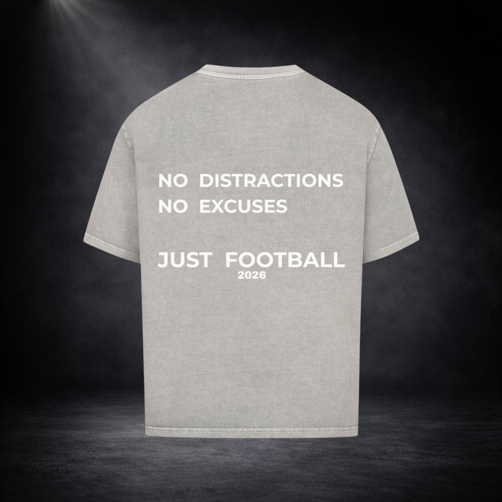 Graues Oversized T-Shirt Rückseite mit „No Distractions No Excuses Just Football 2026“ Print, freigestelltes Produktbild auf dunklem Hintergrund, Premium Streetwear Design