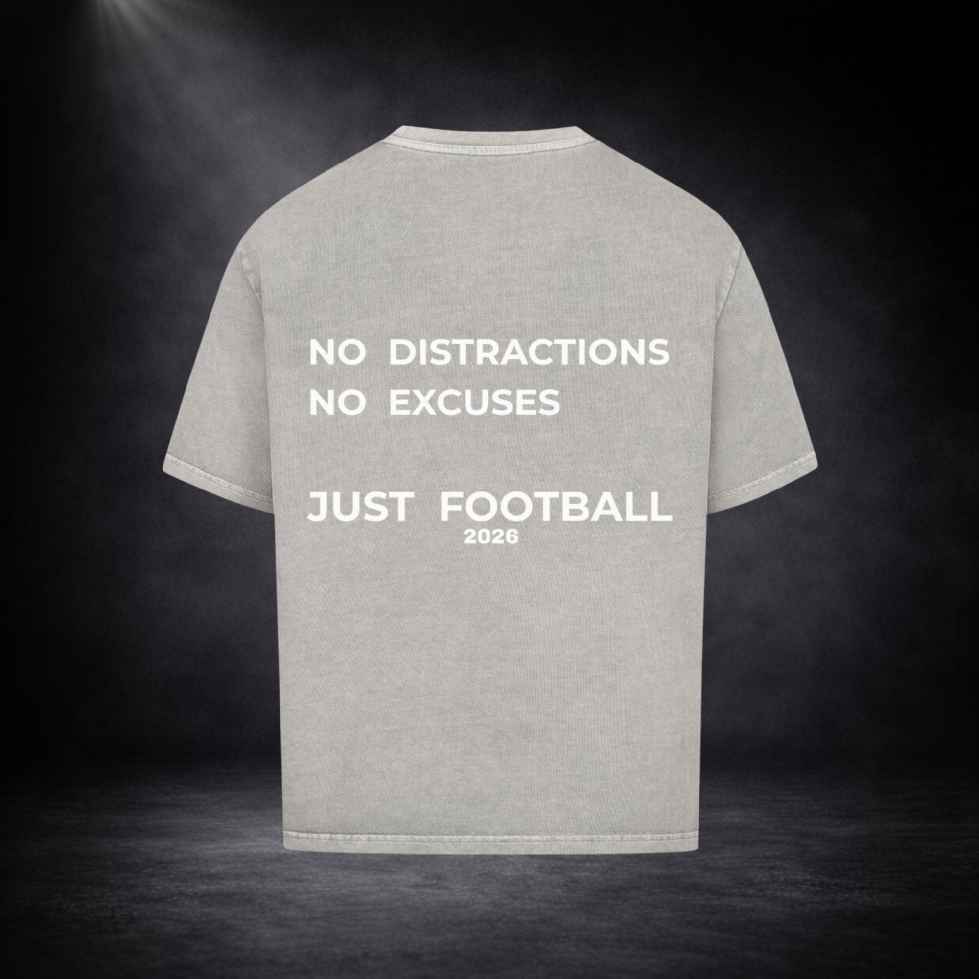 Graues Oversized T-Shirt Rückseite mit „No Distractions No Excuses Just Football 2026“ Print, freigestelltes Produktbild auf dunklem Hintergrund, Premium Streetwear Design