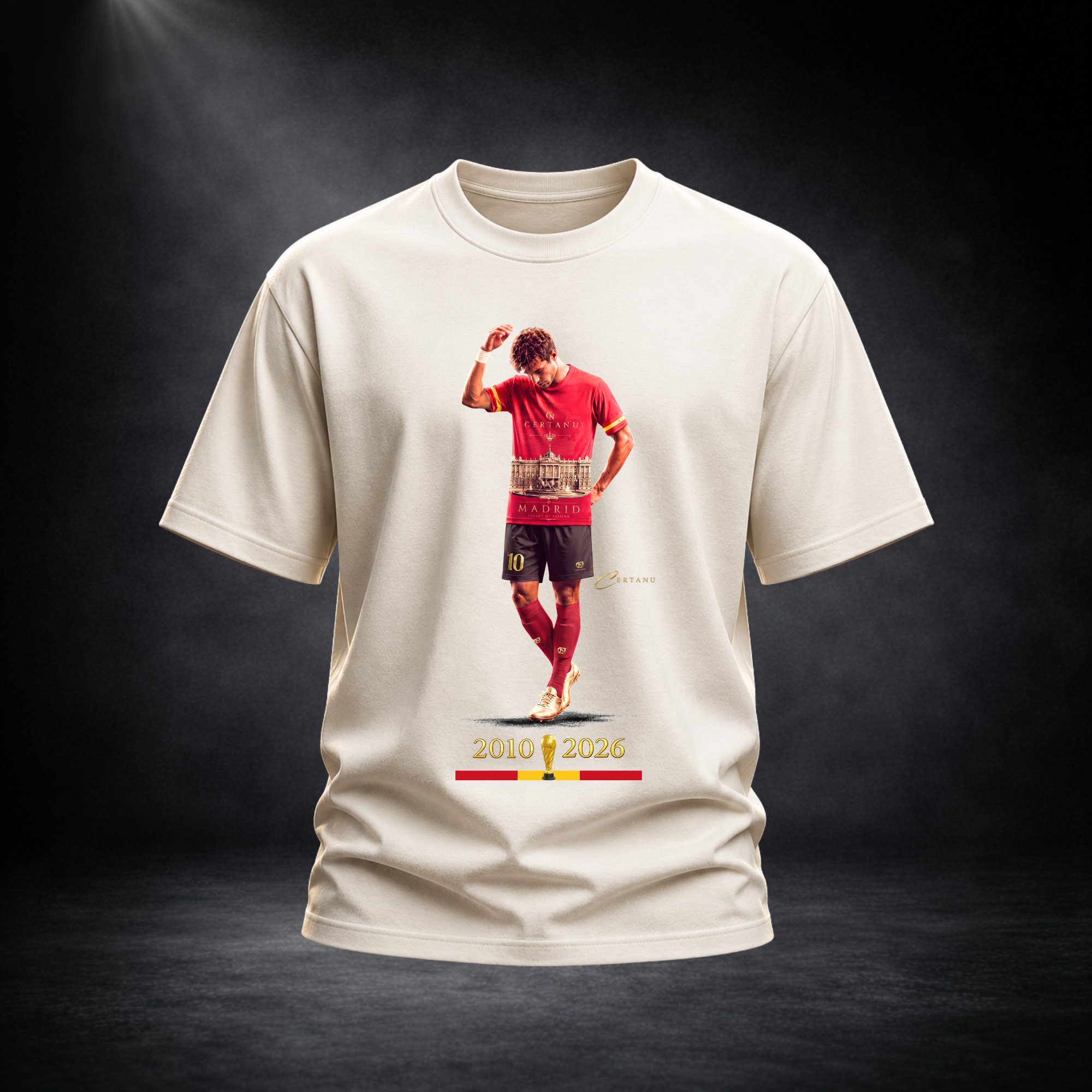 Beiges CERTANU Premium T-Shirt mit exklusivem Fußball-Motiv auf dunklem Studiohintergrund. Das Design zeigt einen Fußballspieler im roten Trikot mit der Jahreszahl „2010–2026“ und goldener Trophäe als Hommage an Spaniens goldene Fußballära. Hochwertiger Frontprint auf weichem Premium-Shirt – ideal für Fußballfans, Freizeit und stilvolle Streetwear.