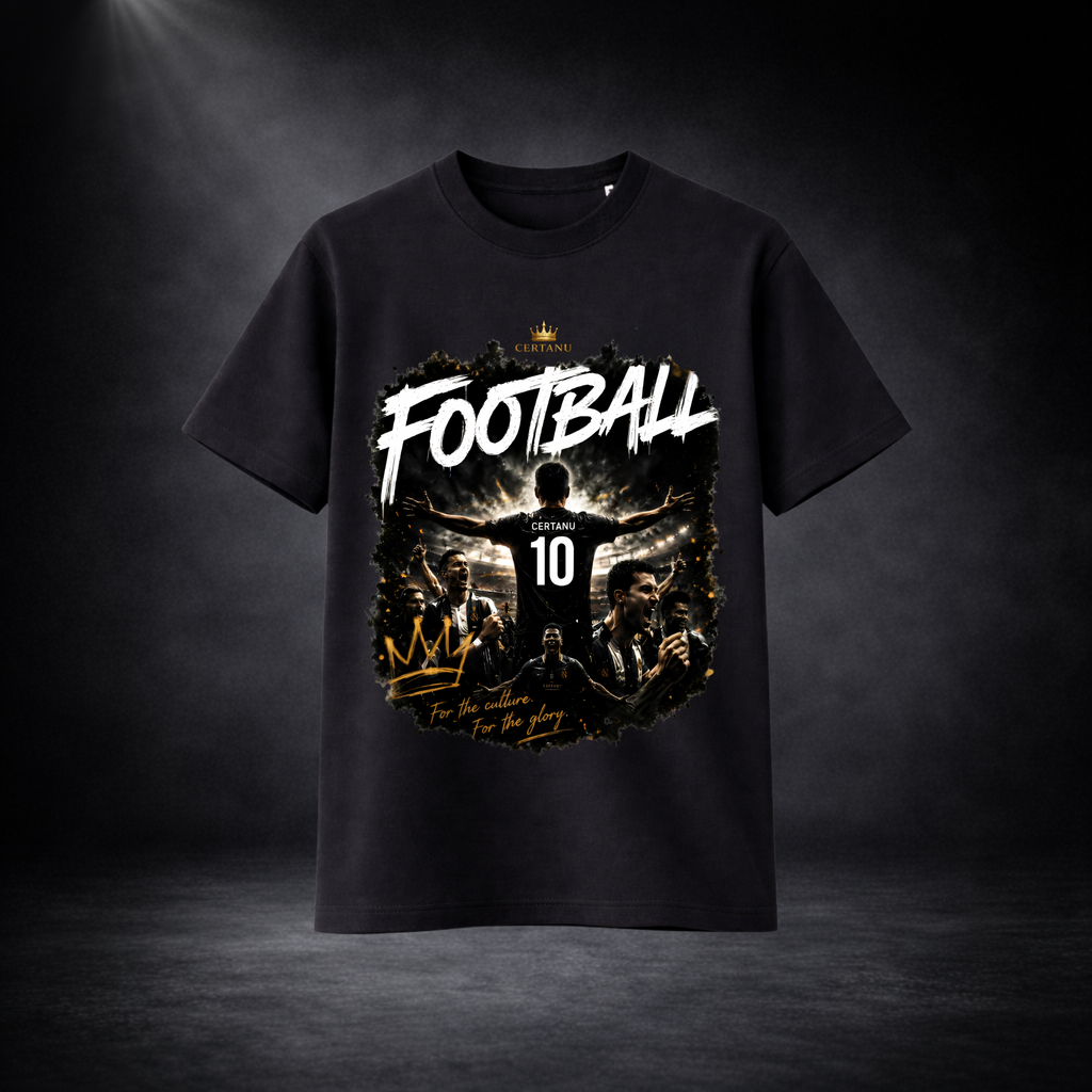 Schwarzes CERTANU Football T-Shirt mit großem Fußball-Grafikdesign auf der Vorderseite. Premium Fanwear im Streetwear-Stil mit Spieler-Motiv, Stadionatmosphäre und modernem Football Artwork. Hochwertiges Fußballshirt für Herren, Fußballfans und sportliche Lifestyle-Mode.