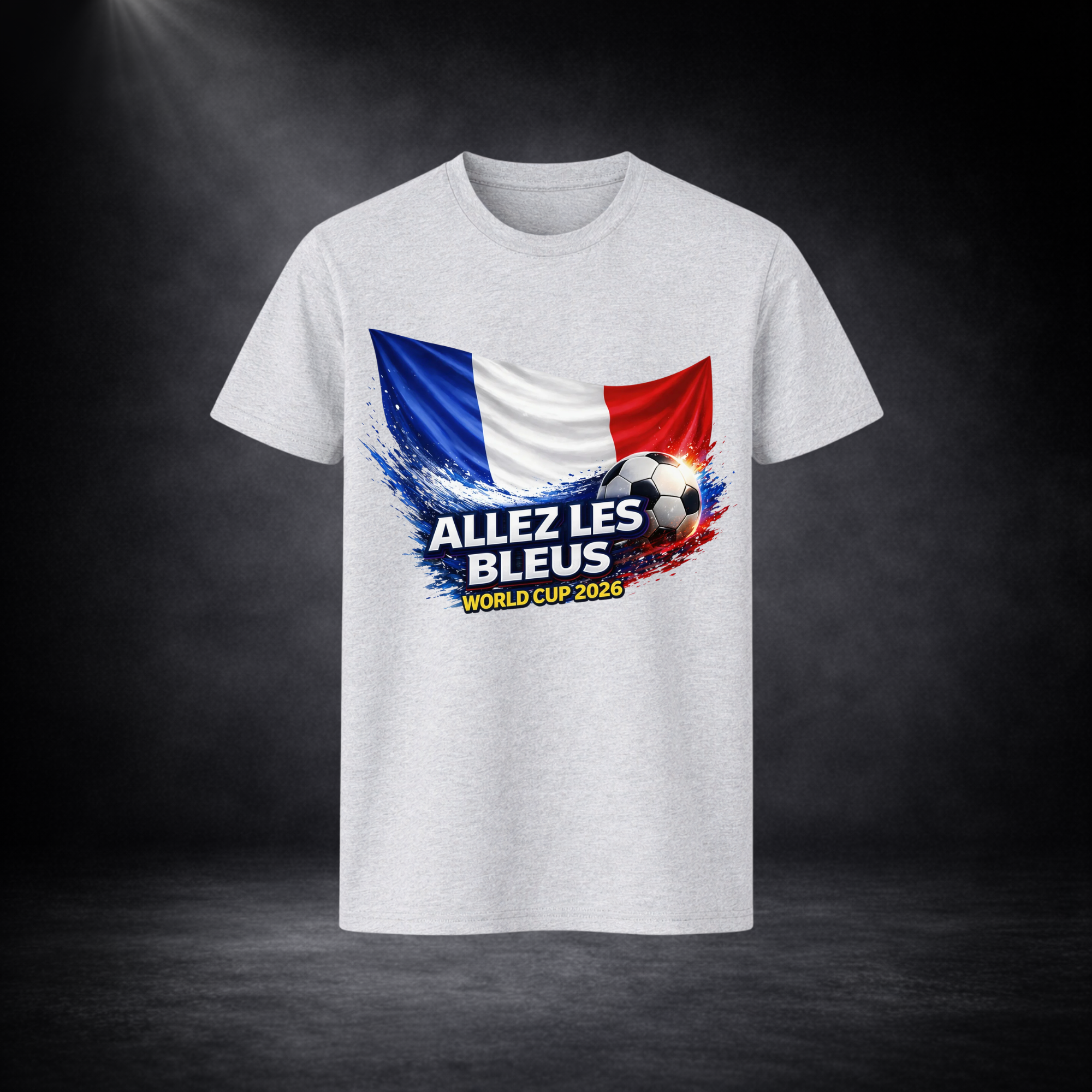 Graues T-Shirt mit großem Frontprint: Frankreich-Flagge, Fußballgrafik und Schriftzug „ALLEZ LES BLEUS – WORLD CUP 2026“, vor dunklem Studio-Hintergrund präsentiert