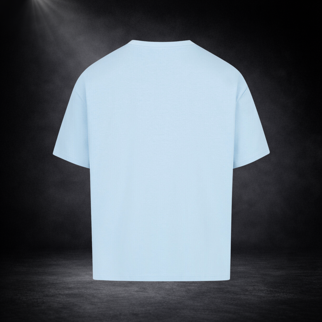 Hellblaues Oversized T-Shirt Rückseite ohne Print, freigestelltes Produktbild auf dunklem Hintergrund, minimalistisches Premium Streetwear Design