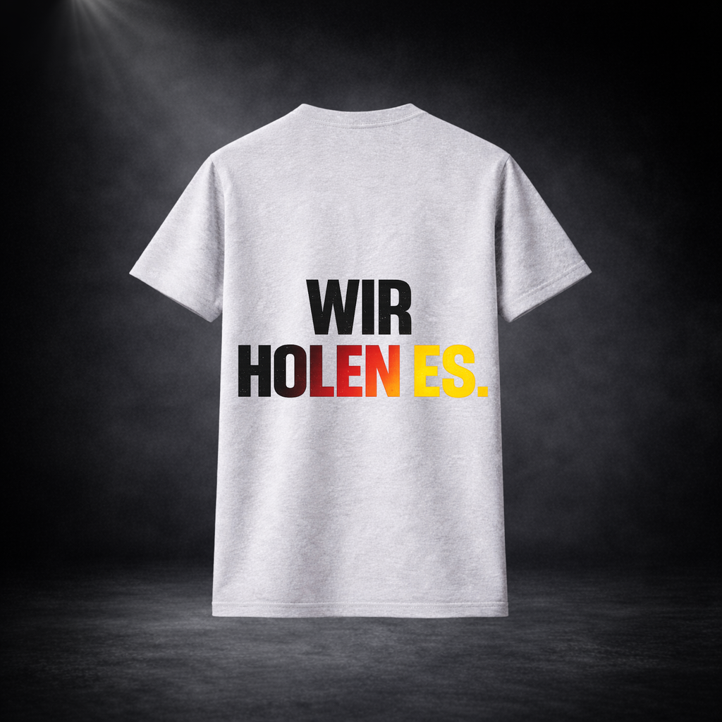 Rückseite eines grauen Deutschland Fan T-Shirts mit großem „WIR HOLEN ES.“ Schriftzug in Schwarz, Rot und Gelb, minimalistisches Fußball WM 2026 Design vor dunklem Studio Hintergrund