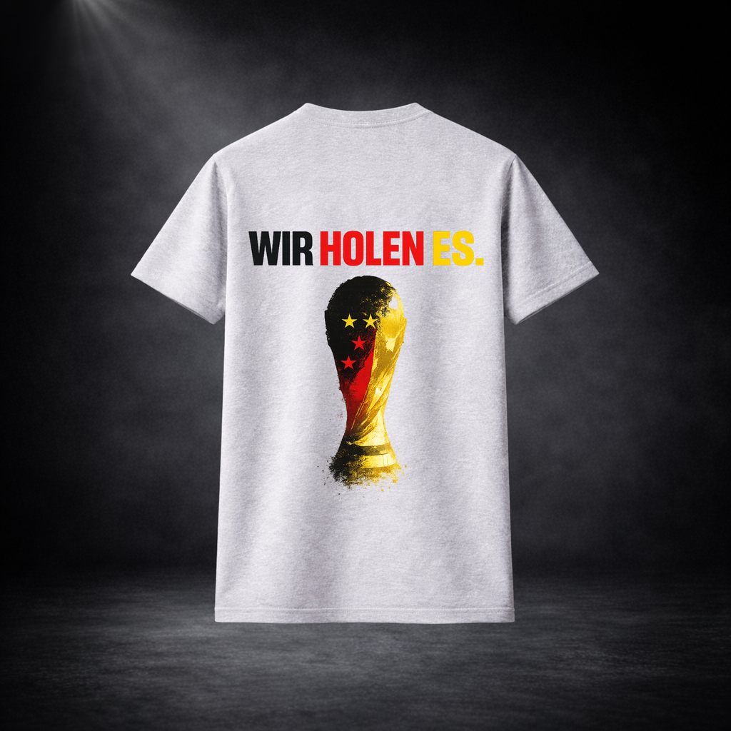 Rückansicht eines grauen Deutschland Fan T-Shirts mit „Wir holen es.“ Schriftzug in Schwarz-Rot-Gold und stilisiertem WM-Pokal Motiv, Fußball WM 2026 Design vor dunklem Studio Hintergrund