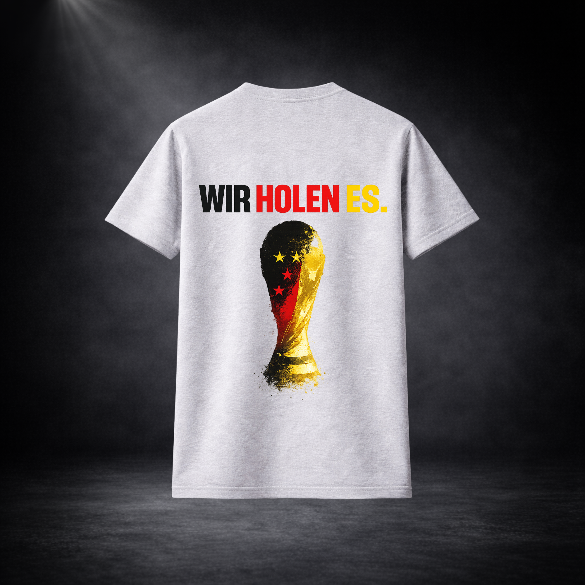 Rückansicht eines grauen Deutschland Fan T-Shirts mit „Wir holen es.“ Schriftzug in Schwarz-Rot-Gold und stilisiertem WM-Pokal Motiv, Fußball WM 2026 Design vor dunklem Studio Hintergrund