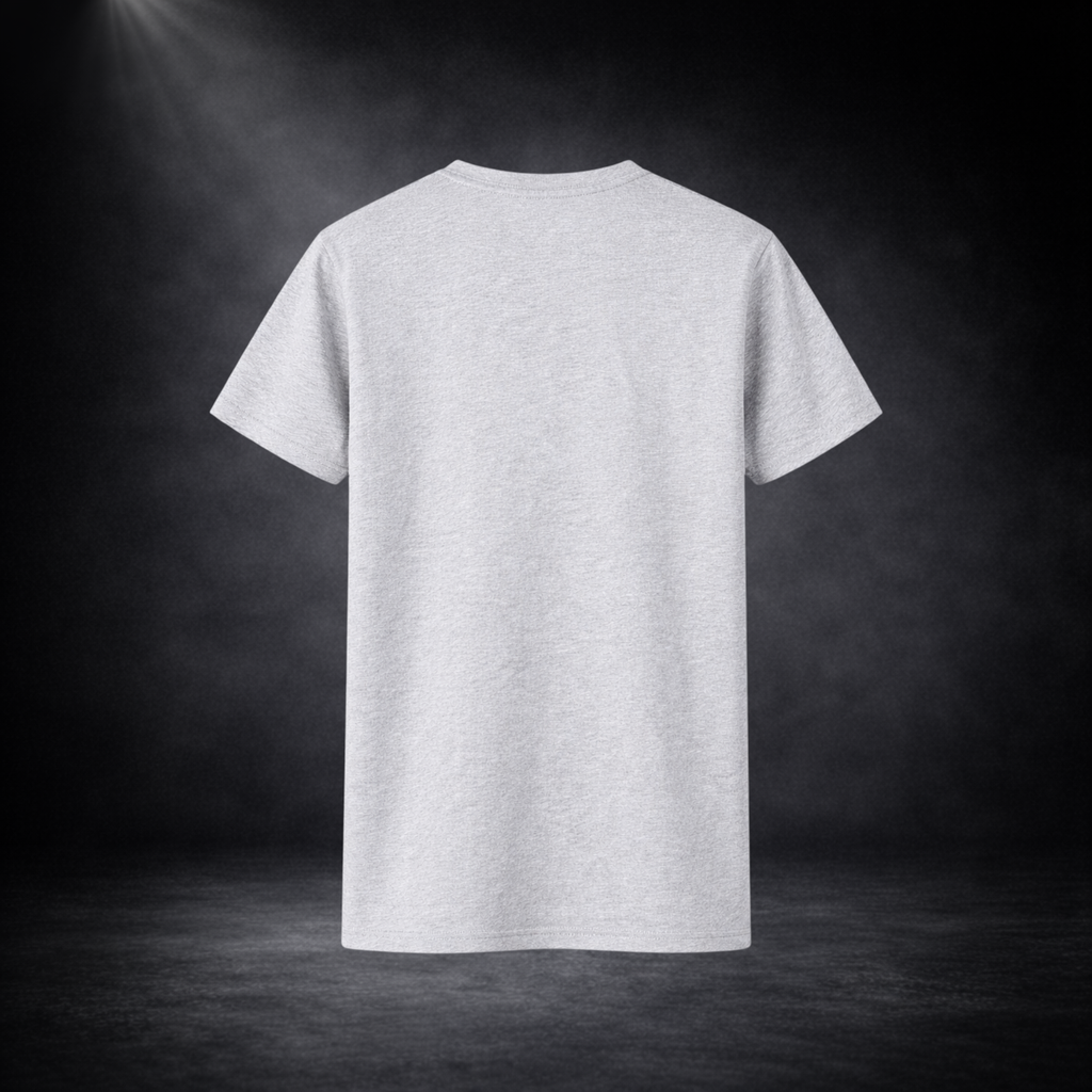 Graues T-Shirt ohne Druck auf der Rückseite, cleanes Design vor dunklem Studio-Hintergrund präsentiert