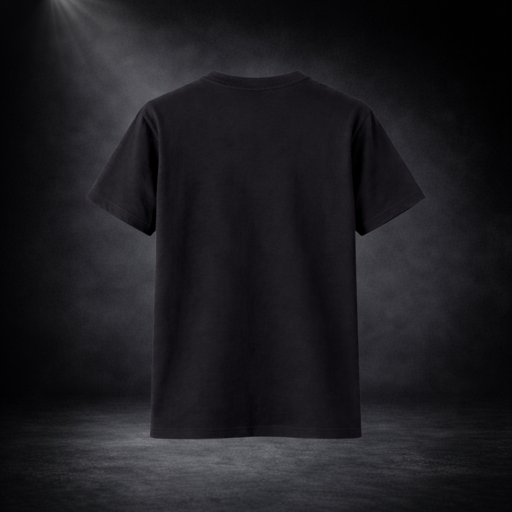 Schwarze Rückseite eines CERTANU Premium T-Shirts im Studio-Mockup. Cleanes Fußball Streetwear Shirt ohne Rückendruck, minimalistische Rückansicht für Herren, hochwertige Fanwear, moderne Fußballmode und sportlicher Lifestyle-Look.