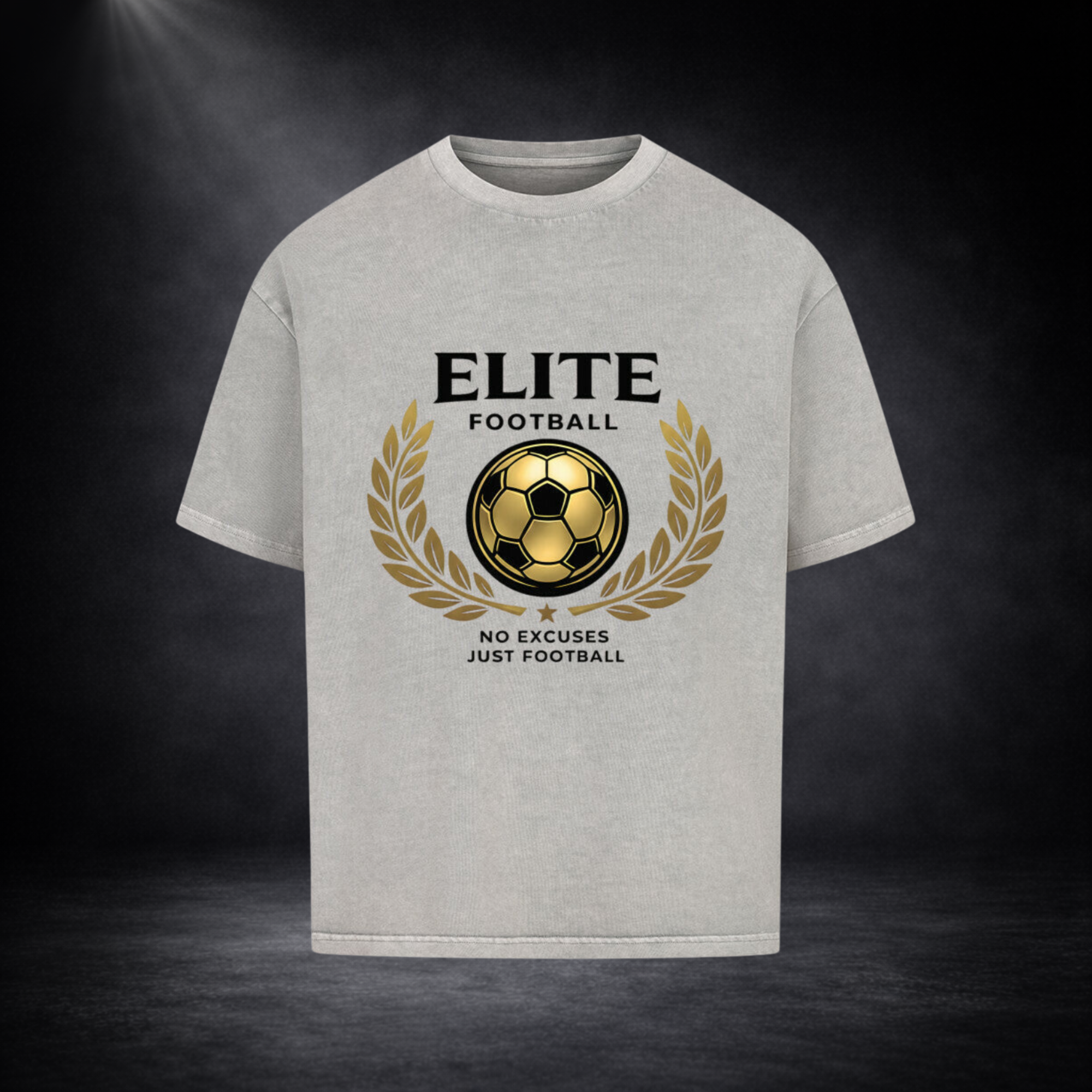 Graues Oversized T-Shirt mit goldenem „Elite Football“ Fußball-Print, freigestelltes Produktbild auf dunklem Hintergrund, Premium Streetwear Design