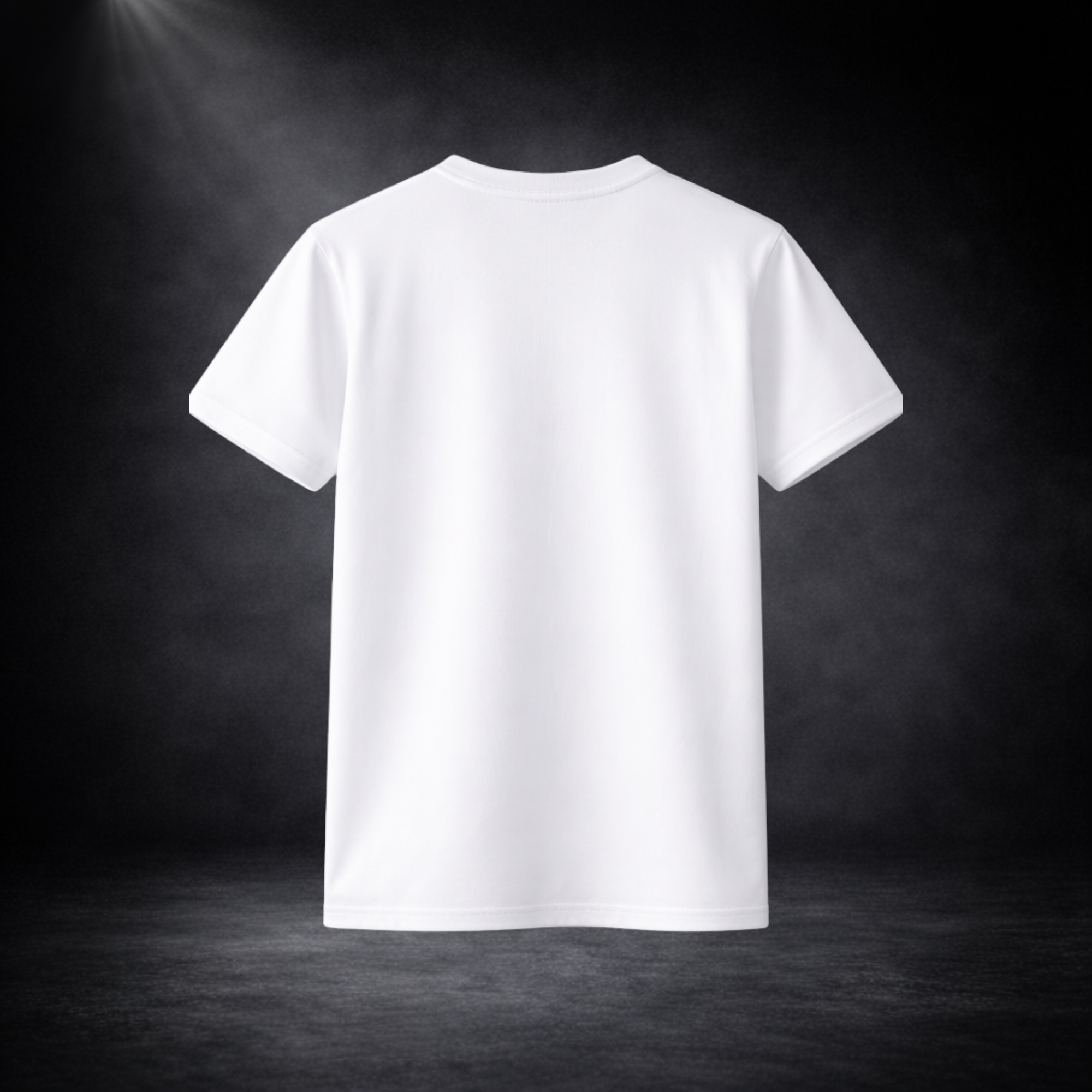 Weißes T-Shirt ohne Aufdruck, frontal freigestellt vor dunklem Studio-Hintergrund mit Spotlight, klare Produktdarstellung ohne Model