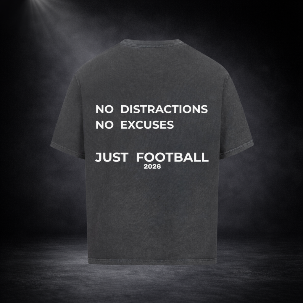 Dunkelgraues Oversized T-Shirt Rückseite mit großem weißen Statement-Print „No Distractions No Excuses Just Football 2026“, freigestelltes Produktbild auf dunklem Studio-Hintergrund, minimalistisches Streetwear Design