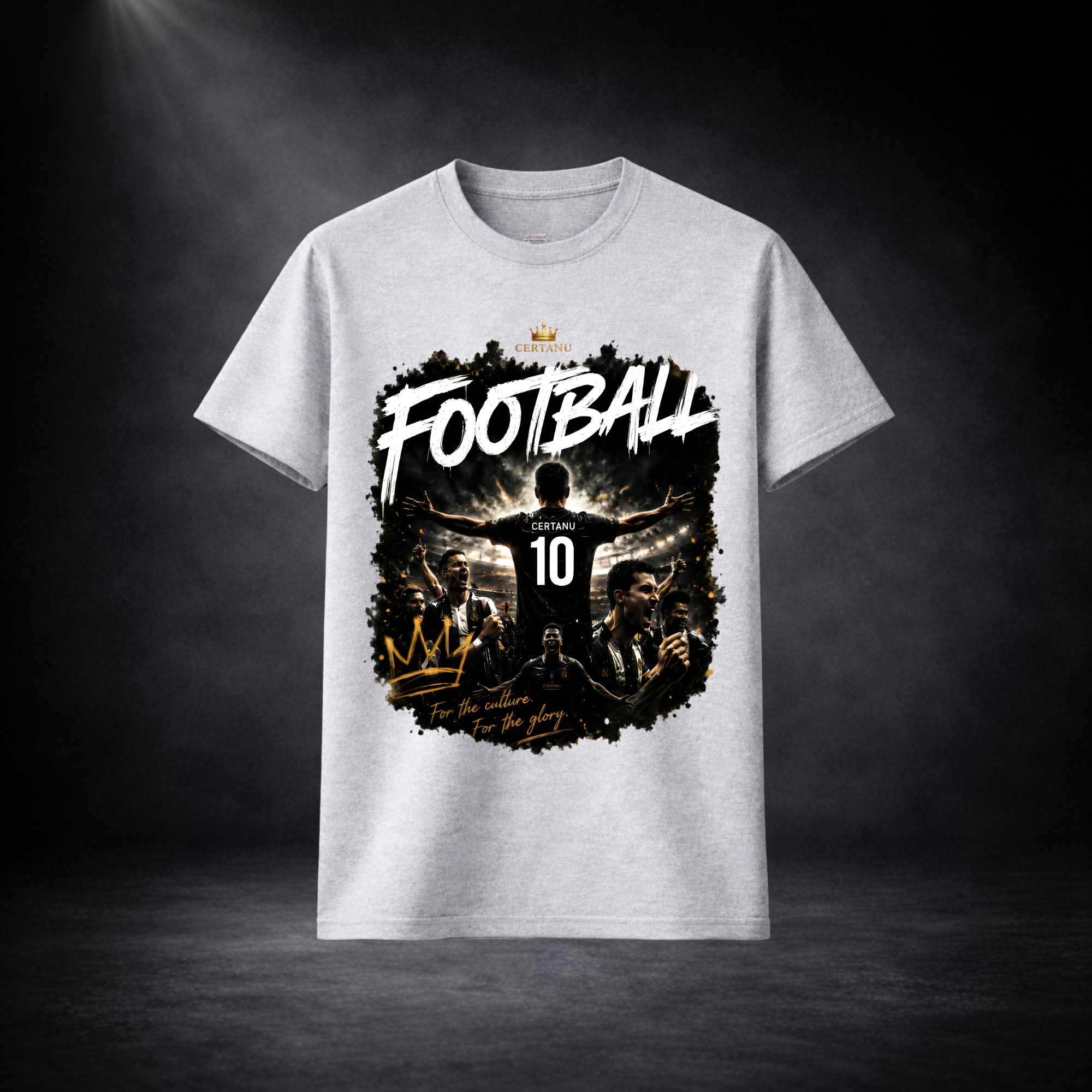 Graues CERTANU Football T-Shirt mit großem Fußball-Grafikdruck auf der Vorderseite. Modernes Fußball Streetwear Design mit Spieler-Motiv, Stadionatmosphäre und hochwertigem Football Artwork. Premium Fan Shirt für Herren, Fußballfans und sportliche Lifestyle-Mode.