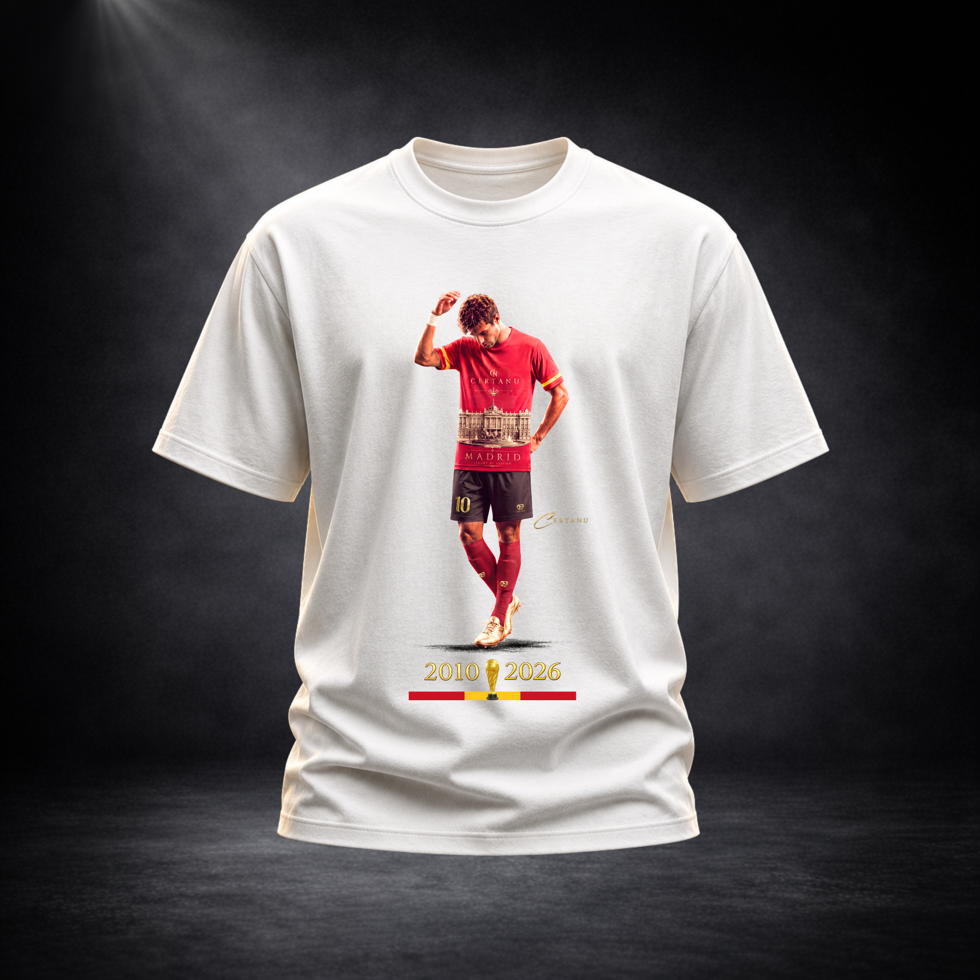 Beiges CERTANU Premium T-Shirt mit exklusivem Fußball-Design auf dunklem Studiohintergrund. Der Frontprint zeigt einen Spieler im roten Trikot mit der Jahreszahl „2010–2026“, goldener Trophäe sowie rot-gelben Akzenten als Hommage an den spanischen Fußball. Modernes Fan-Shirt für Fußballliebhaber, Streetwear und sportliche Freizeitlooks.