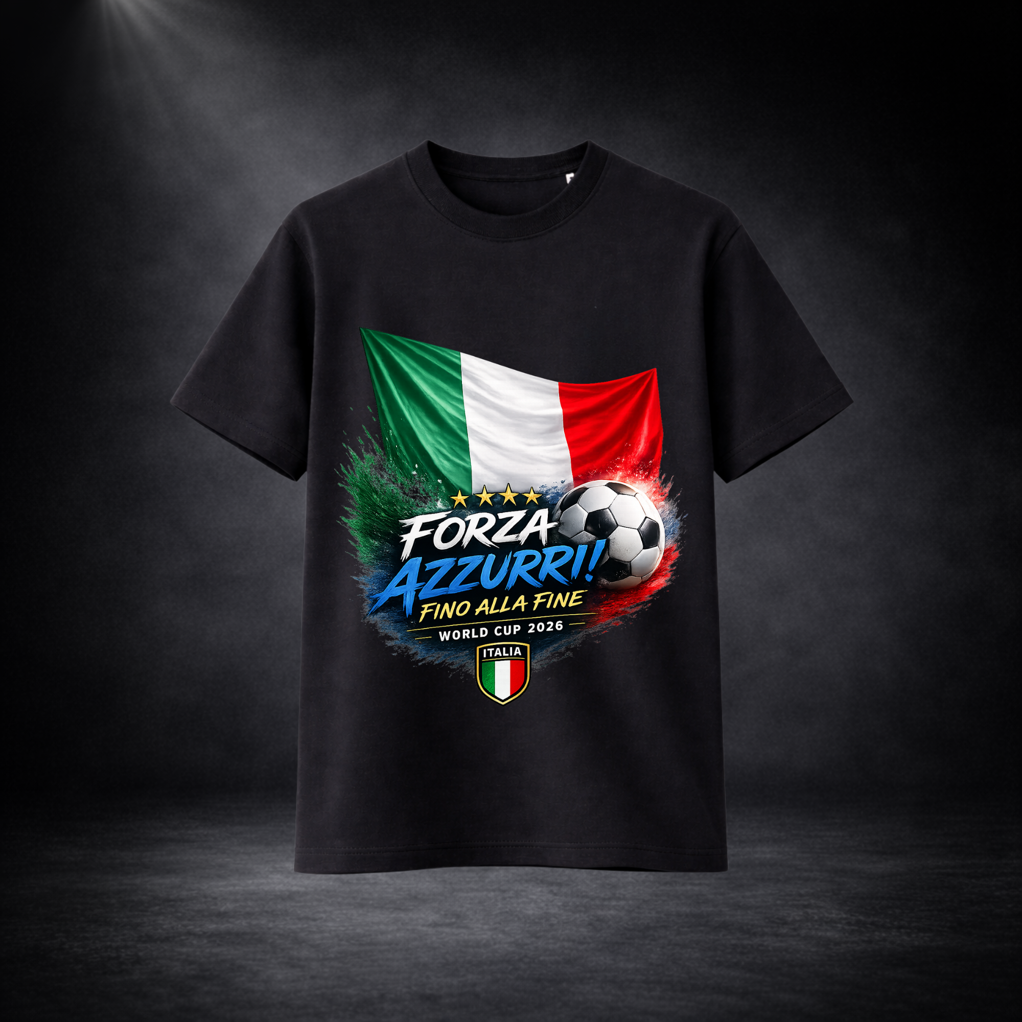Schwarzes Italien Fußball T-Shirt mit „Forza Azzurri“ Design und italienischer Flagge, WM 2026 Fan Shirt mit Fußball Motiv, hochwertiger Druck auf dunklem Shirt im Studio Hintergrund