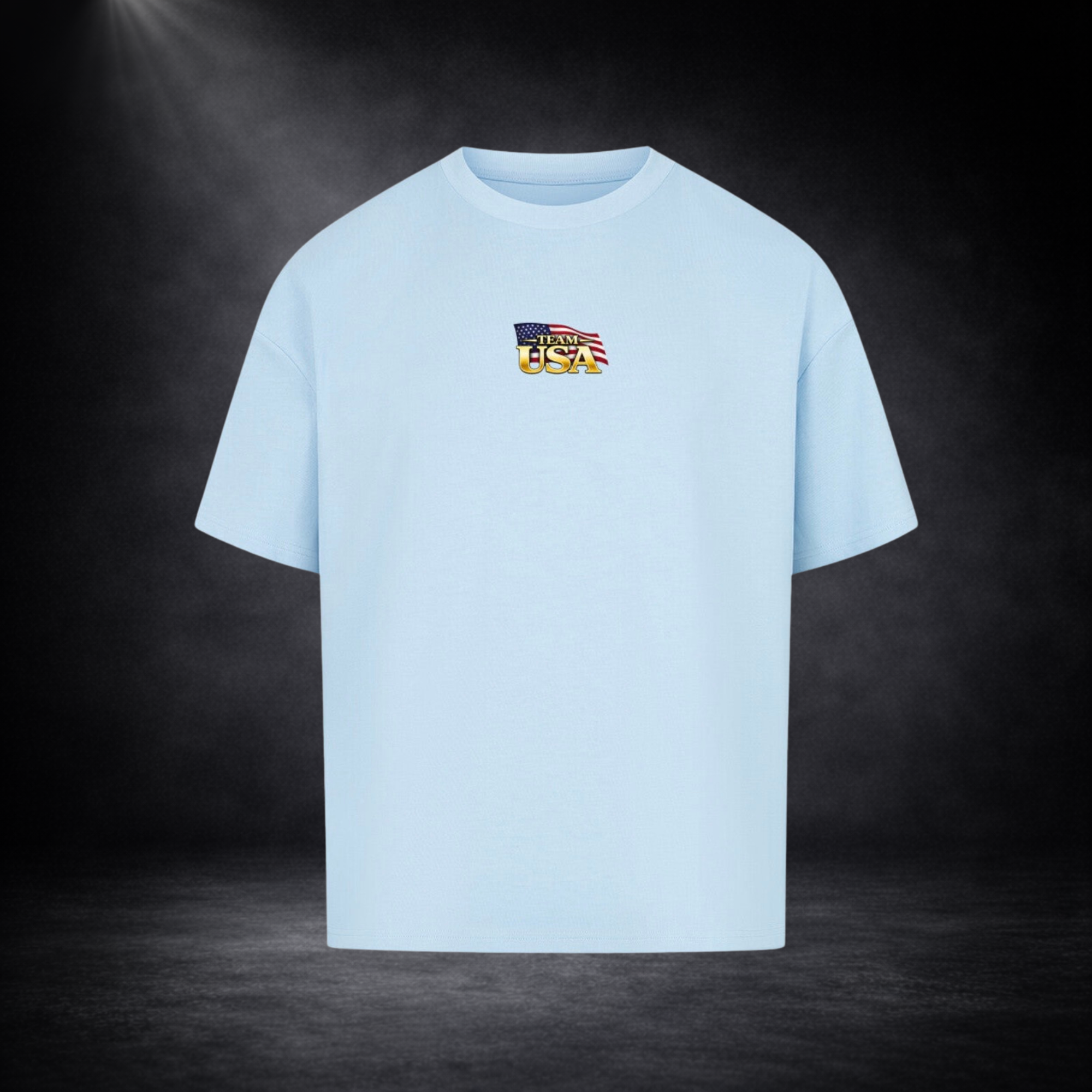 Hellblau oversized T-Shirt Vorderseite mit kleinem „Team USA“-Logo auf der Brust, US-Flaggen-Element, dunkler Studio-Hintergrund