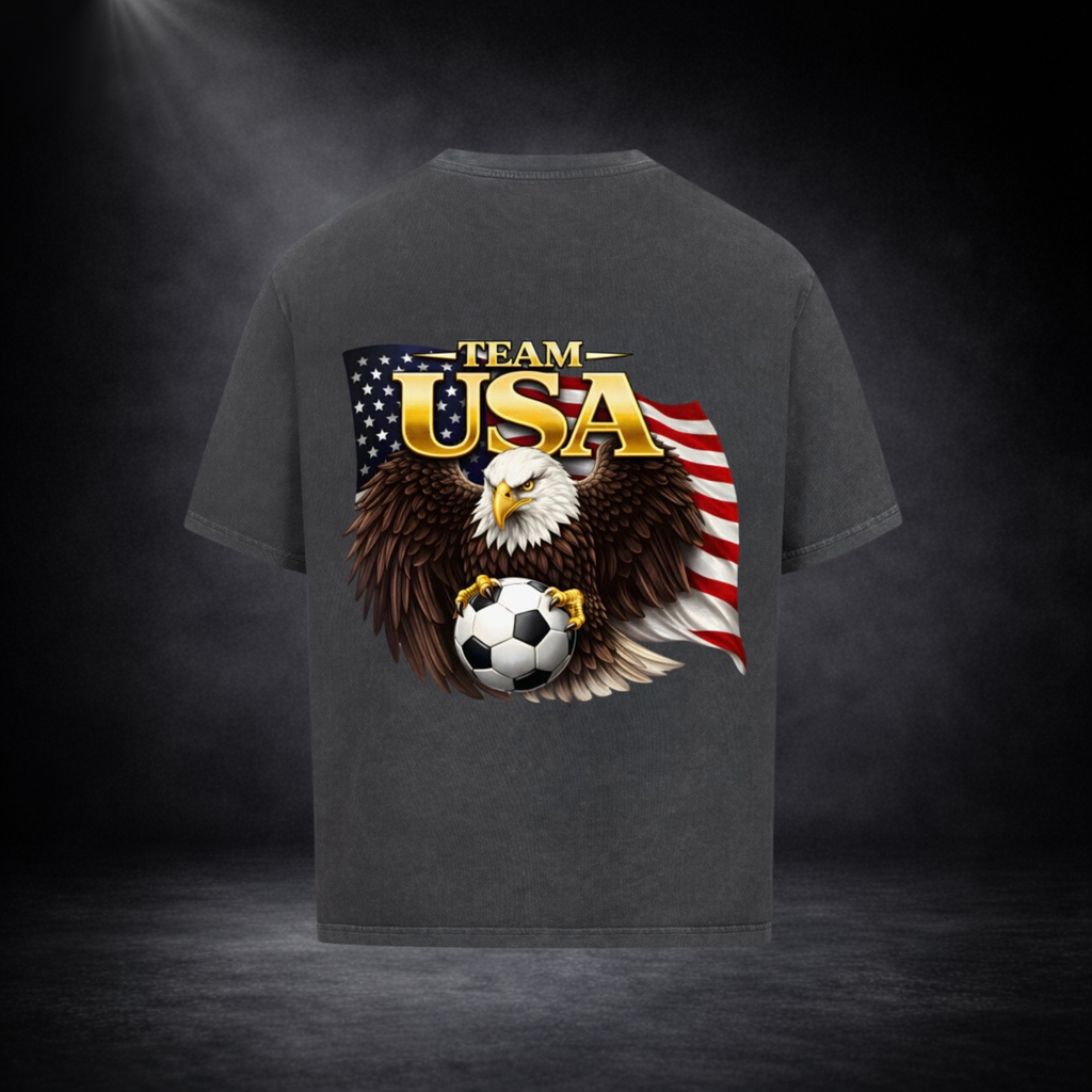 Dunkelgraues oversized T-Shirt Rückseite mit großem „Team USA“-Print, Adler mit Fußball vor US-Flagge, dunkler Studio-Hintergrund