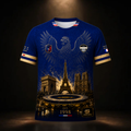 Dunkelblaues CERTANU Frankreich Fußball Fan-Shirt mit detailreichem Premium-Design in Gold. Die Vorderseite zeigt einen majestätischen französischen Hahn über dem Eiffelturm, dem Arc de Triomphe, der Kathedrale Notre-Dame und einem beleuchteten Fußballstadion. Goldene Akzente, französische Flaggenfarben am Kragen und an den Ärmeln sowie die Jahreszahl 1998 als Hommage an den Weltmeistertitel Frankreichs verleihen dem Shirt einen luxuriösen Look. Hochwertige Frankreich Fanwear für Fußballfans, WM, EM, Stadio