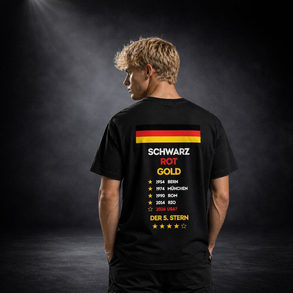 Rückansicht eines männlichen Models mit schwarzem Deutschland Fußball T-Shirt, großem „Schwarz Rot Gold“ Print, WM Titel 1954–2014 und „Der 5. Stern 2026“ Design, Studioaufnahme dunkler Hintergrund