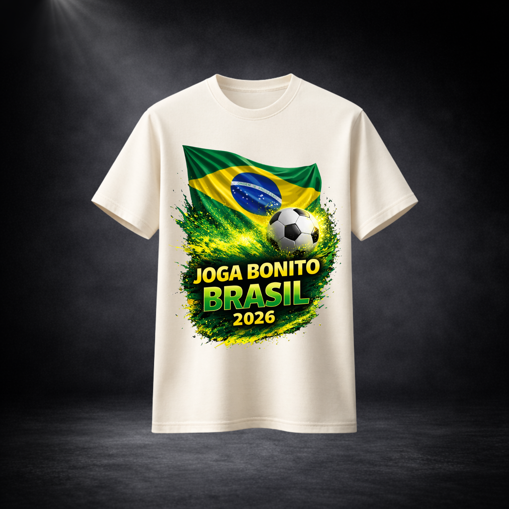 Beiges Fußball T-Shirt mit Brasilien Design „Joga Bonito Brasil 2026“, Frontansicht mit Brasilien Flagge und Fußball Grafik, Fan Shirt für WM 2026, modernes Streetwear T-Shirt für Fußballfans