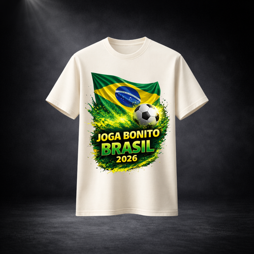 Beiges Fußball T-Shirt mit Brasilien Design „Joga Bonito Brasil 2026“, Frontansicht mit Brasilien Flagge und Fußball Grafik, Fan Shirt für WM 2026, modernes Streetwear T-Shirt für Fußballfans